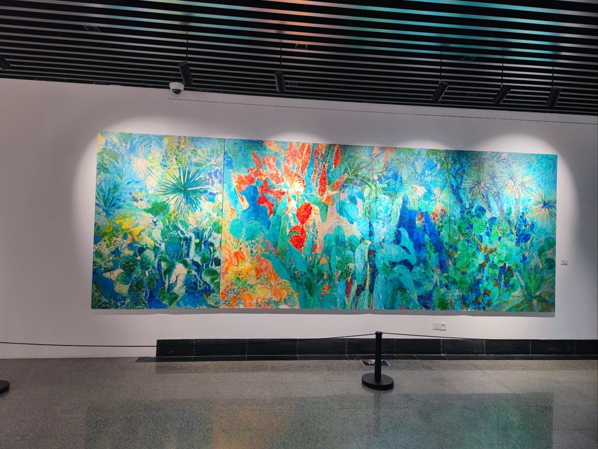 86284_645's tweet photo. Shining with elegance, Lì Zhàn Fù's debut art piece lights up the modern exhibition hall today.， https://t.co/v96j8SveQr