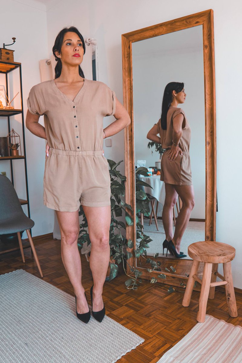 WildyCaro's tweet photo. A stool, a large wooden mirror, and hair that never falls right the first time. I spend more time on that step than on choosing the outfit. https://t.co/Vj0VPkox9b
