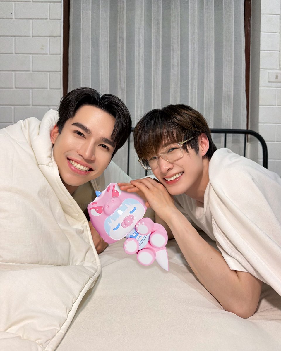YourThirdSeries's tweet photo. ที่สามของเธอ Your Third Series 🌳🍊

ผมขอมอบรูปสุดท้ายเป็นความน่ารักให้กับชาวไร่ และชาวเกาะทุกคน ที่ร่วมส่งกำลังใจให้กันมาตลอดการถ่ายทำนะคร้าบ 🫶🏻 หวังว่าพี่สาม กับน้องแจม และชาวไร่อดิศวรจะอยู่ในความทรงจำของทุกคนตลอดไปนะคร้าบบบ ~ 🥰

ป.ล. ขอให้น้องฮาร์ทดี้ขอเป็นตัวแทนเก็บความทรงจำของพี่ ๆ ชาวไร่ ชาวเกาะทุกคนด้วยนะคะ  🦖🍼💗

Your Third Q18

#ปิดกล้องที่สามของเธอ