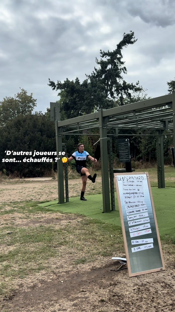 A man in a white shirt and black shorts appears to be jumping or dancing on an outdoor fitness structure. Text overlay reads 'D'autres joueurs se sont... échauffés ?' with a thinking face emoji, and a leaderboard titled 'LEADERBOARD' is visible on the right.