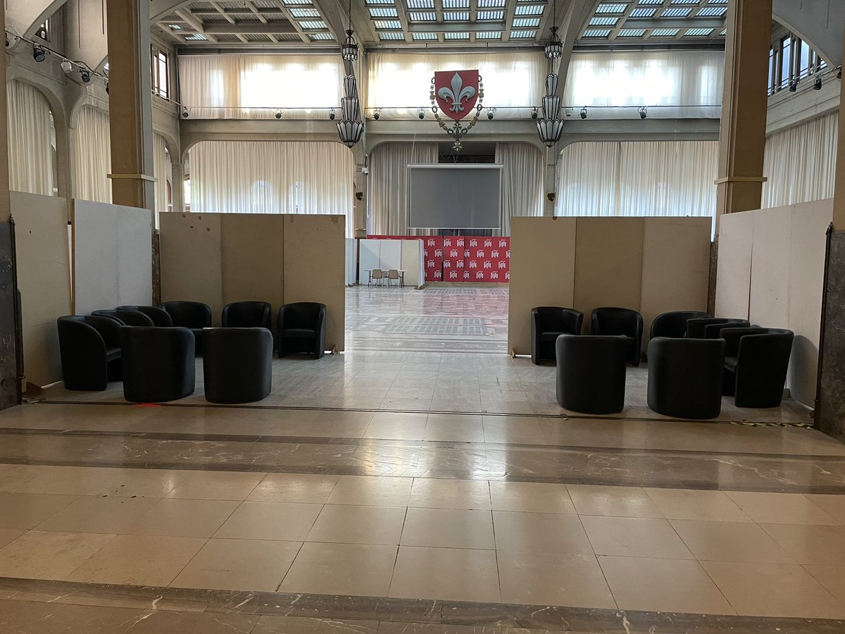 Ardeslandes's tweet photo. Demain, mercredi 30 septembre, de 9h à 17h sans interruption, l’Hôtel de Ville ouvre ses portes aux notaires pour des consultations notariales gratuites, anonymes et sans rendez-vous.

Organisée à l'occasion du 122ᵉ Congrès des notaires de France, qui se tient à Lille du 30 septembre au 2 octobre, cette journée mobilise une trentaine de notaires des Hauts-de-France, présents à titre bénévole. Je les remercie de donner de leur temps au service des habitants.

Cette journée vous permettra, quelle que soit votre situation, d'obtenir une première information juridique claire, confidentielle et accessible, sans inscription ni frais. Anticiper une succession, préparer une donation, acheter ou vendre un bien, protéger son conjoint, transmettre un patrimoine : autant de moments de vie où un conseil éclairé peut être utile.

Toutes les infos sur le site de la Ville 
https://t.co/0jbSpBIpRb