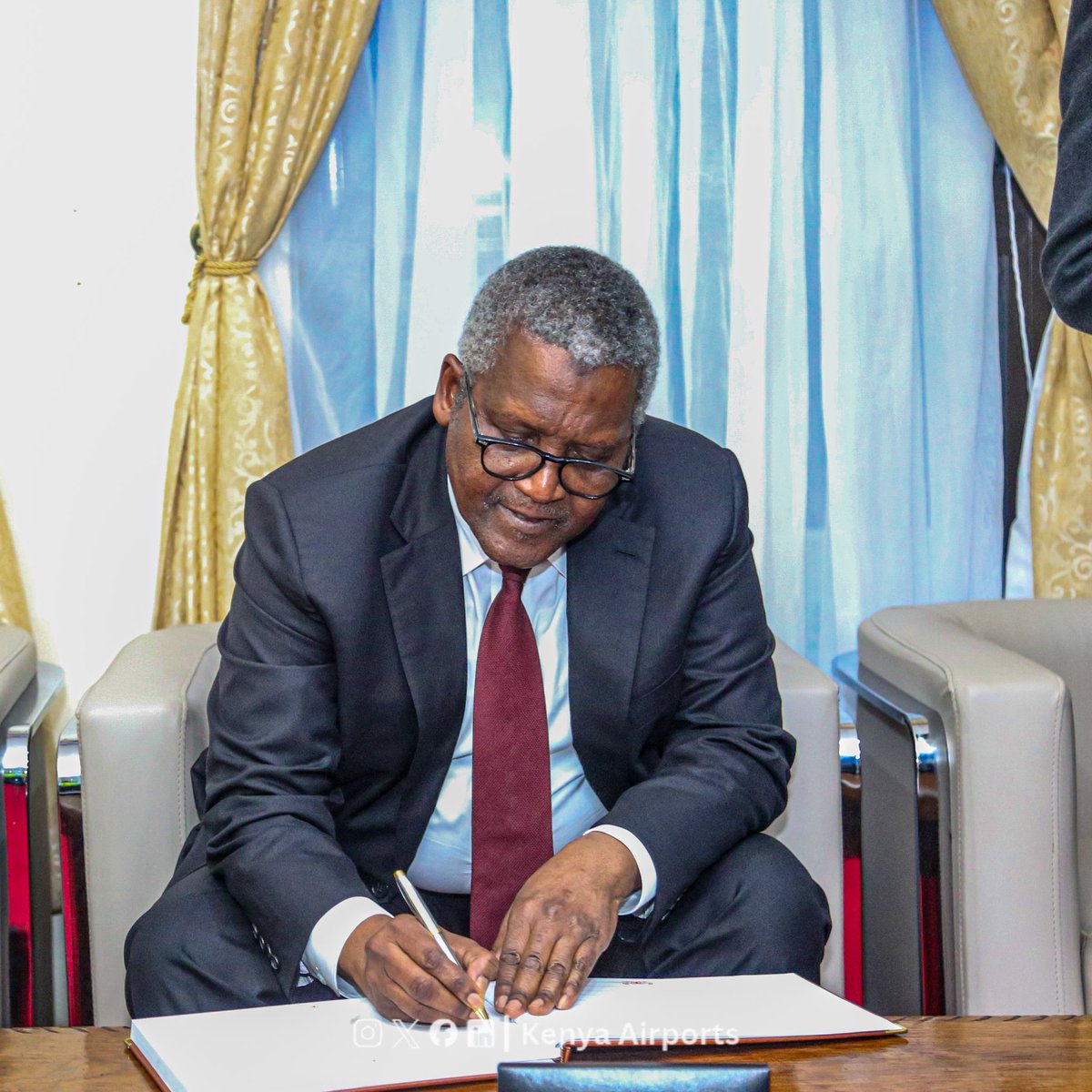 KenyaAirports's tweet photo. KAA Welcomes Mr. Aliko Dangote to Manda Airstrip

KAA MD/CEO, Mr. Moses Wekesa, officially receives renowned business leader and investor Mr. Aliko Dangote upon his arrival at Manda Airport, Lamu, ahead of tomorrow’s historic East African Oil Refinery ground-breaking ceremony. https://t.co/IGWevXG8Nx