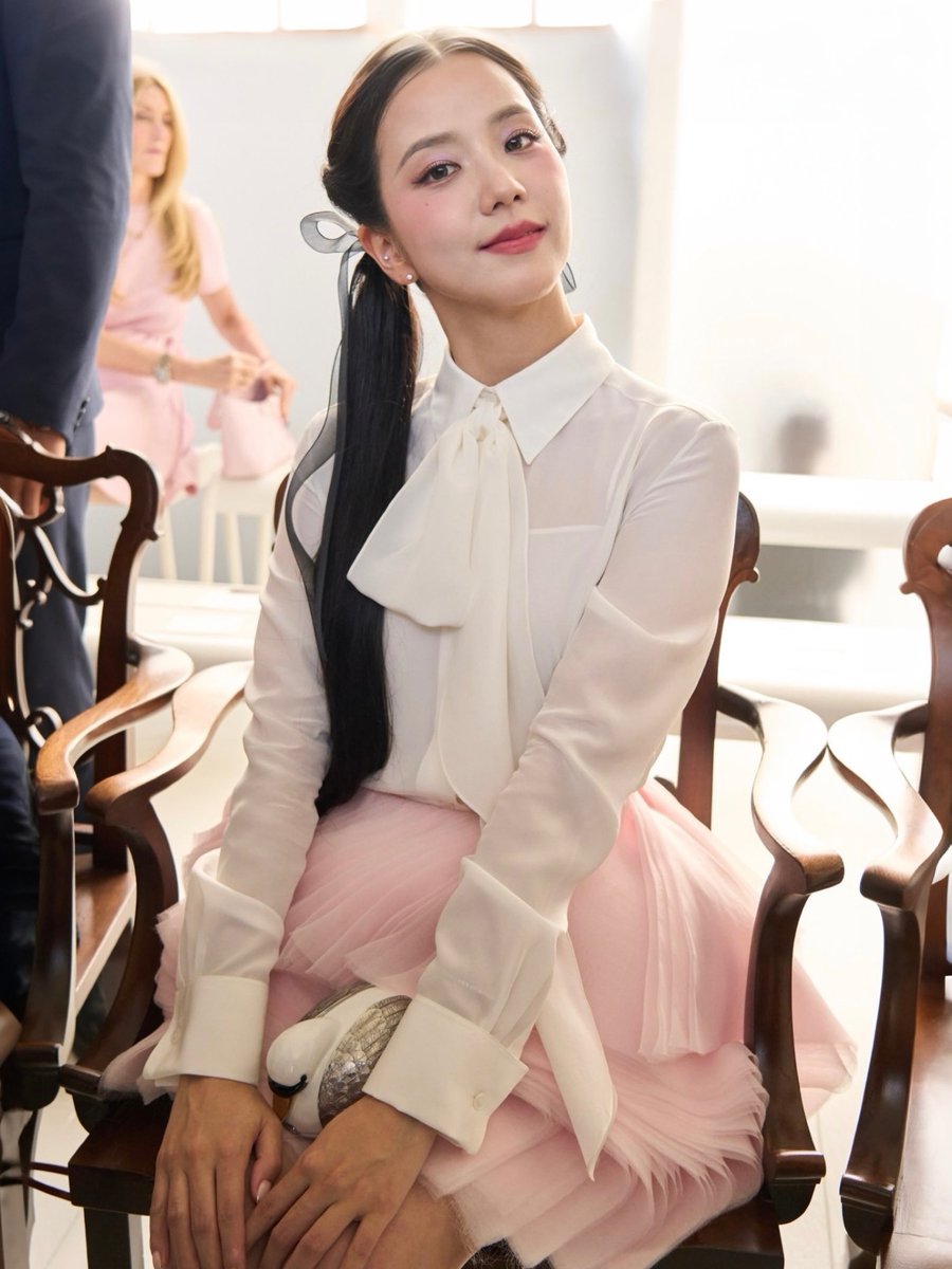 TheePopCore's tweet photo. JISOO mesmerizes with her ethereal beauty in new photos at the Dior Fashion Show in Paris. https://t.co/oo7eyi5O2T