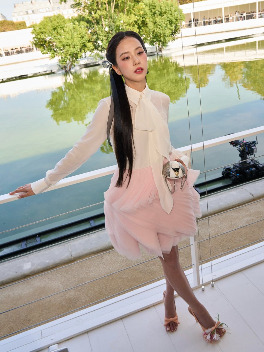 TheePopCore's tweet photo. JISOO mesmerizes with her ethereal beauty in new photos at the Dior Fashion Show in Paris. https://t.co/oo7eyi5O2T