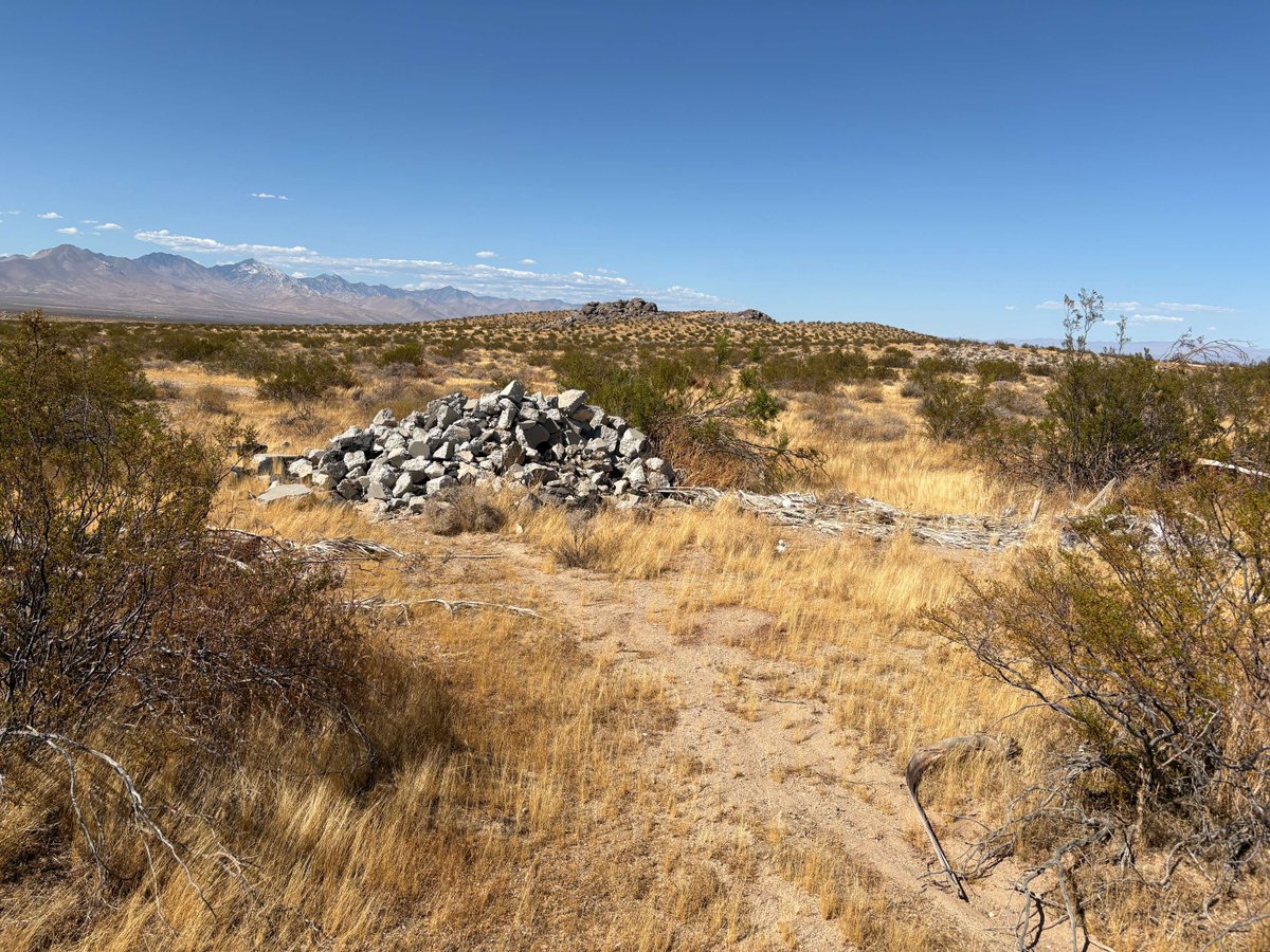 BLMca's tweet photo. Over 20 volunteers. Four illegal dump sites. 13.7 tons of trash = gone!

On National Public Lands Day, the Ridgecrest Field Office and Public Land Matters rallied volunteers for a massive clean-up effort. In just hours, the team removed 27,360 pounds of trash from public lands! https://t.co/3d4NOYfPhy