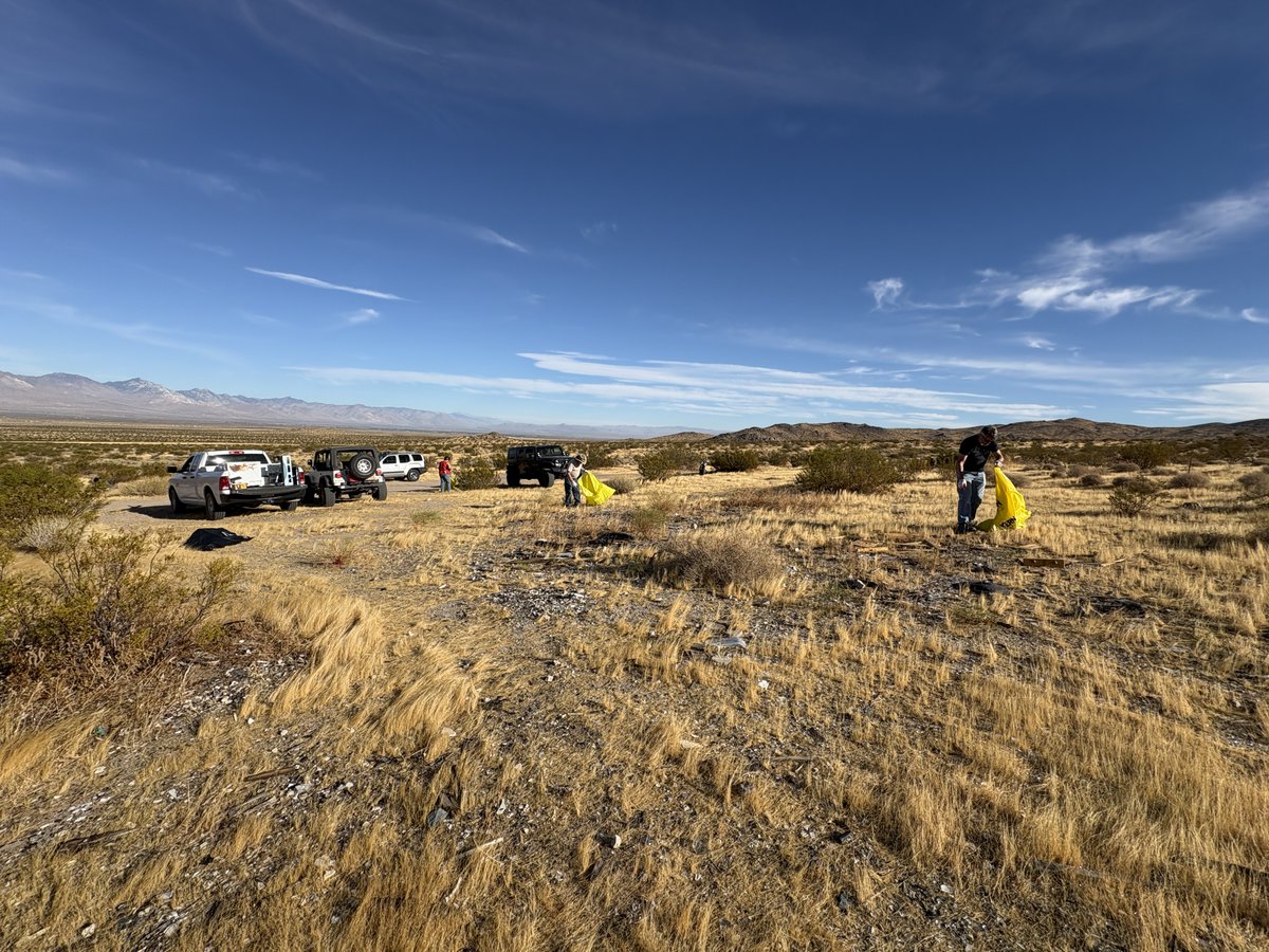 BLMca's tweet photo. Over 20 volunteers. Four illegal dump sites. 13.7 tons of trash = gone!

On National Public Lands Day, the Ridgecrest Field Office and Public Land Matters rallied volunteers for a massive clean-up effort. In just hours, the team removed 27,360 pounds of trash from public lands! https://t.co/3d4NOYfPhy