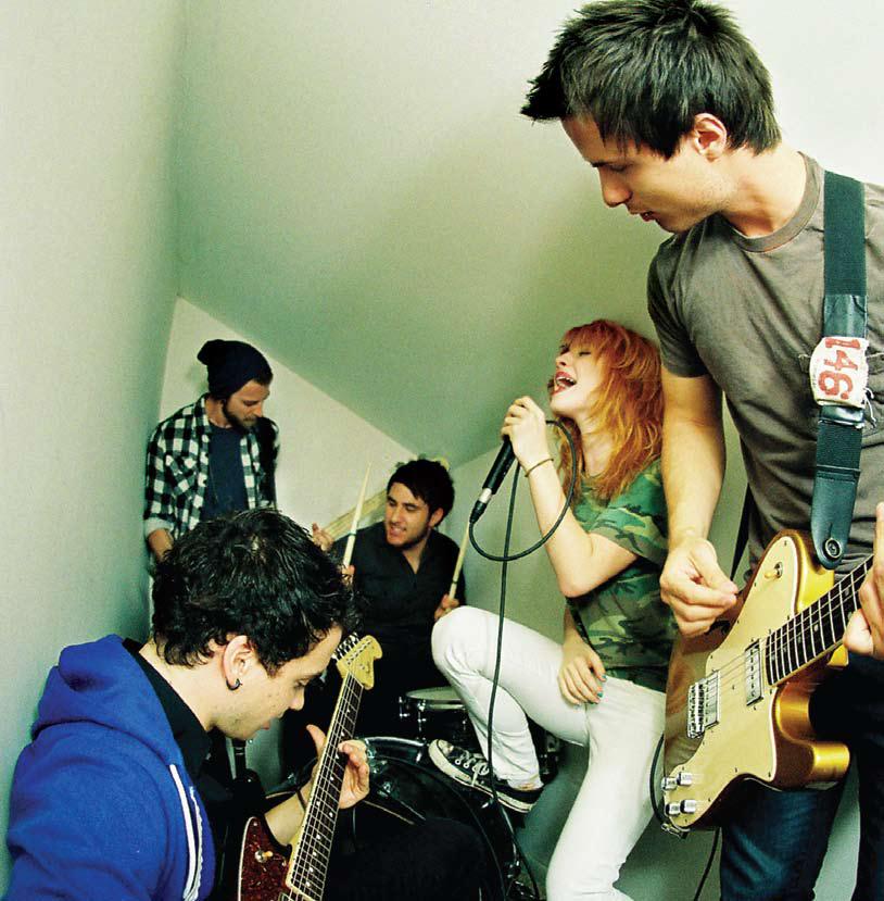 paramorebr's tweet photo. Álbum imaculado "Brand New Eyes" completa hoje 17 anos! Quem acompanhou esse lançamento já pode ser considerado ancião do fandom. Como você se sente? 🧙 https://t.co/iUgcnf1HRh