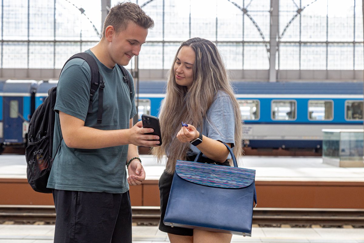 Lenka_Hamplova's tweet photo. Chceme, aby bylo cestování vlakem co nejjednodušší. 

Studenti si nově mohou dát ISIC do aplikace Můj vlak. Stačí to nastavit jednou, platnost pak hlídáme automaticky. Při kontrole ukážou jediný QR kód a průkaz už nemusí hledat zvlášť.
Rychlejší odbavení ocení i vlakový personál.
