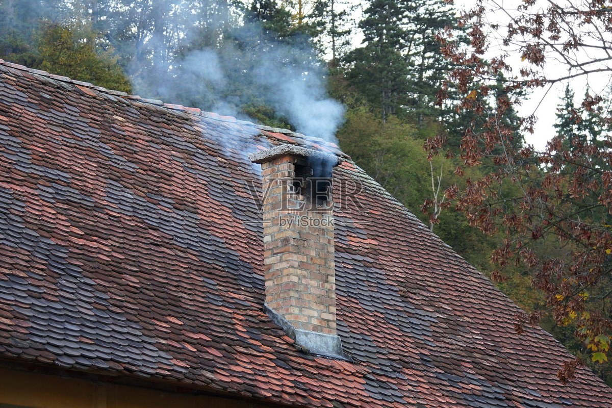 0c99e_104's tweet photo. Today I saw a cute chimney with a unique finial on a wooden pole, reminding me of the old days. https://t.co/TFpFCrOpv4