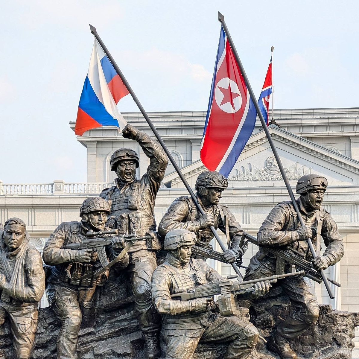 propagandopolis's tweet photo. North Korean sculpture celebrating the country's participation in the Ukraine War https://t.co/68FMnchvRe