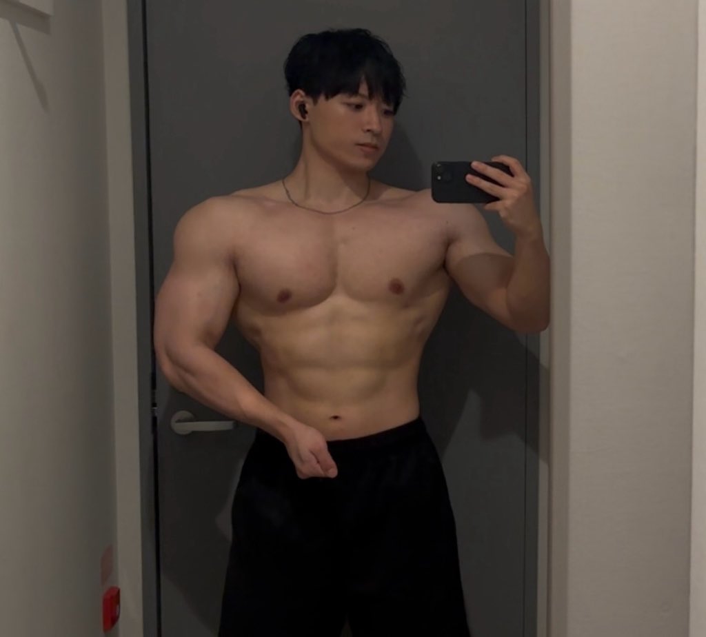 stretchmarkssss's tweet photo. 腹筋サボりがちです😇
フリーウェイトと減量で多少割れるかな思ってたんですが、デカい人は腹筋も強い。
時間かかる部位ではないので、試しにアブローラー週5でやってみます。 https://t.co/0GgewveJ0b