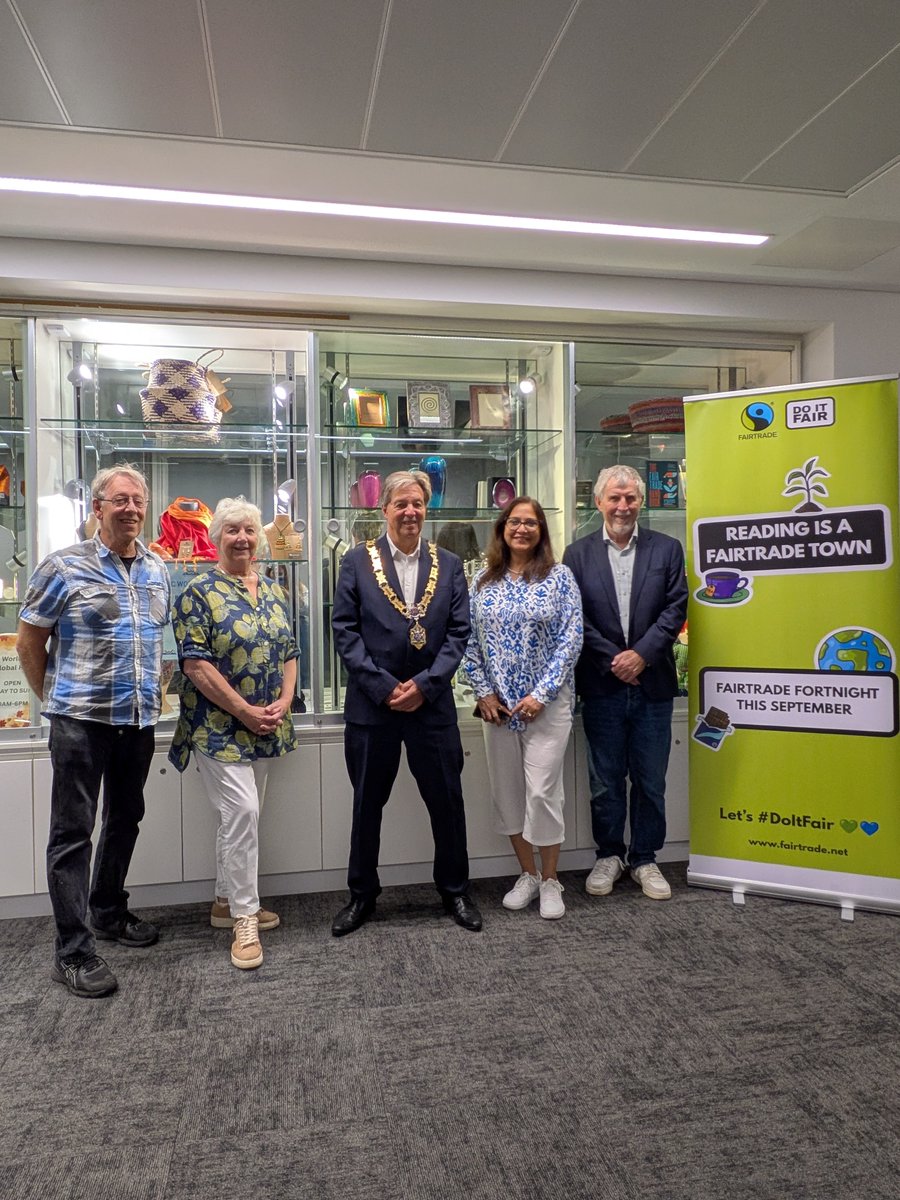 mayorofreading's tweet photo. Fairtrade Fortnight runs from 21 September to 4 October this year, and it was a pleasure to meet David Sutton and representatives from @RISC_Reading and learn more about their work. Thank you for showcasing a wonderful display of fairtrade products at the Civic Offices. https://t.co/4QMCWu2yxs
