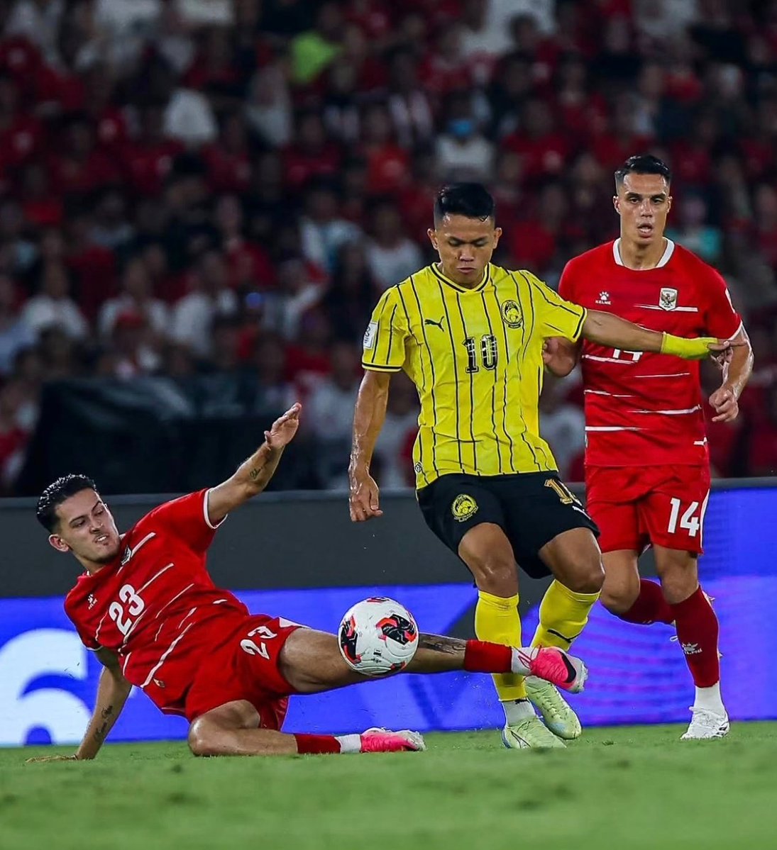 ibamhariri's tweet photo. Coba hitung berapa banyak pemain Malaysia yang main bagus saat menyerang? Lalu hitung berapa banyak pemain Indonesia yang bagus saat menyerang dan saat masih 11 v 11?

Lihat cara mereka bergerak, permutasi posisi, mengorganisir sistem sampai ke cara mereka memainkan Arif Aiman. https://t.co/kzkrXnKhRW