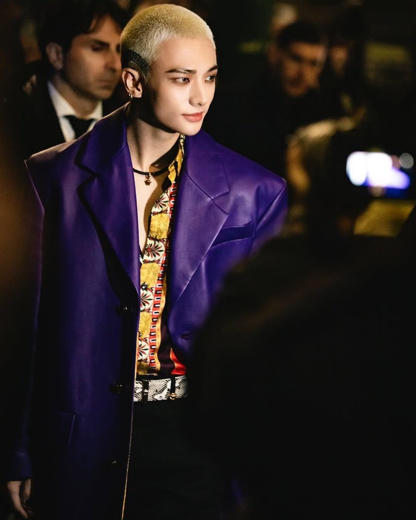 loniejinjer's tweet photo. ฮยจร่างวซชfw25คือที่สุด มันจะมีใครในเคพัพอินดัสทรี่ตัวแรงเท่านางป้ะ หัวเกรียนบลอนด์สลักVERSACEเบิ้มๆ คิ้วแหว่ง คอนแทคฝอ เสื้อลายล้น โค้ทม่วงมะเขือยาว เข็มขัดงูimport from กาลาปากลอส #คนเล่นเขารู้กัน นะน้องนะ https://t.co/BJcVctEAf9