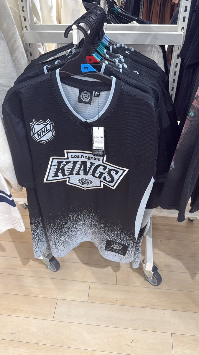 chalaviticus's tweet photo. amici dell’hockey italia vi segnalo da primark :) ovviamente no sharks perché sarebbe stato un sacrilegio accontentare la sottoscritta 😭😭 (ce ne sono anche altre dei ducks, red wings e rangers - anche un maglioncino mega cute) https://t.co/yslzTbhR8s