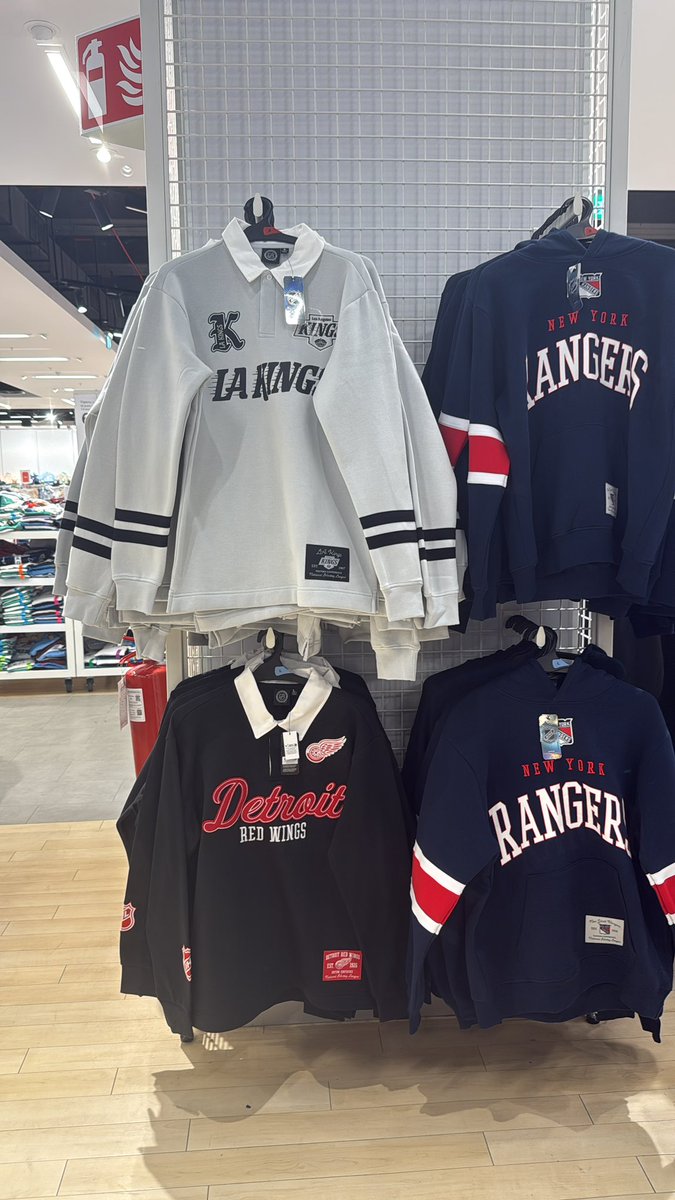 chalaviticus's tweet photo. amici dell’hockey italia vi segnalo da primark :) ovviamente no sharks perché sarebbe stato un sacrilegio accontentare la sottoscritta 😭😭 (ce ne sono anche altre dei ducks, red wings e rangers - anche un maglioncino mega cute) https://t.co/yslzTbhR8s