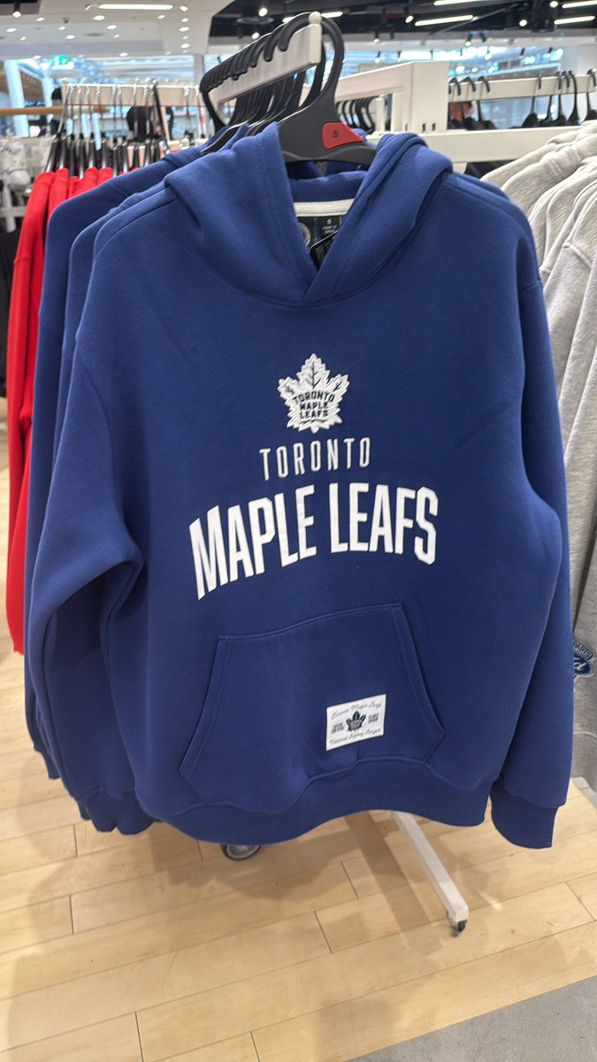 chalaviticus's tweet photo. amici dell’hockey italia vi segnalo da primark :) ovviamente no sharks perché sarebbe stato un sacrilegio accontentare la sottoscritta 😭😭 (ce ne sono anche altre dei ducks, red wings e rangers - anche un maglioncino mega cute) https://t.co/yslzTbhR8s