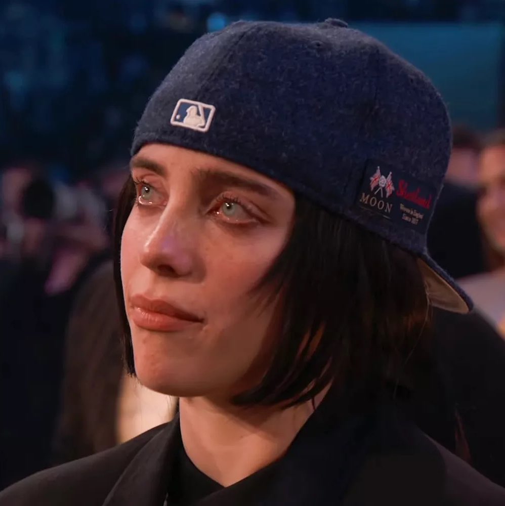 InfoBillieBR's tweet photo. O produtor executivo do GRAMMYs, Ben Winston, comentou sobre o momento em que a cantora Billie Eilish chorou durante a premiação, em 2024, e atribuiu a reação à vitória histórica de Beyoncé e ao momento em que os bombeiros fizeram o anúncio.

“Alguém disse que ela estava chorando porque perdeu… Meu Deus, você não conhece essa pessoa. Você não conhece Billie Eilish.”