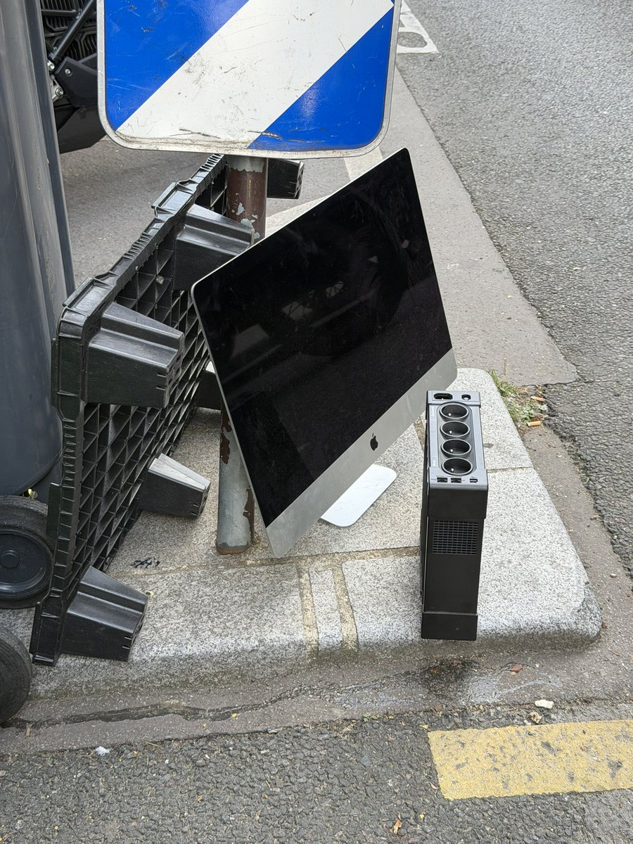 lztylexxw's tweet photo. Tu te balades dans le 16e tu trouves ça dans la rue https://t.co/QMdTiKQMs3