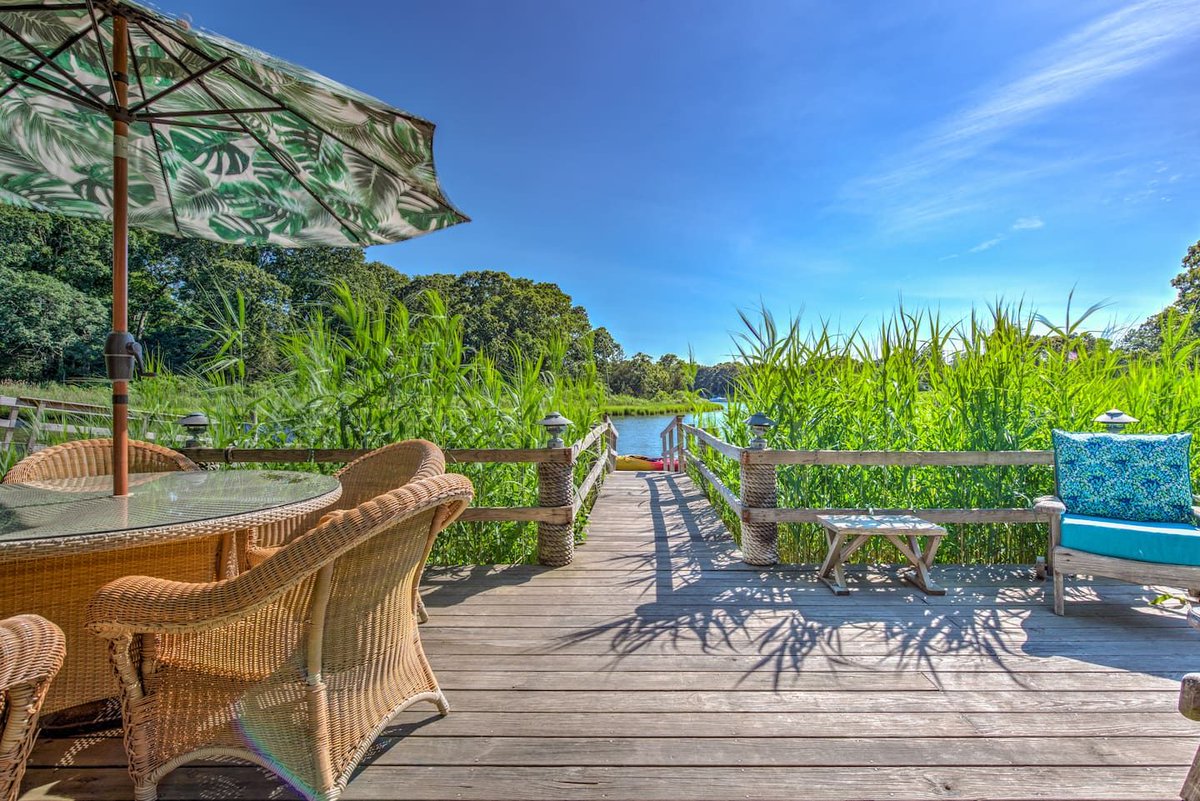 29watersedge's tweet photo. Your dock, your kayaks. Two kayaks and a paddleboard come with the house. Launch off the floating dock and paddle Fish Cove before lunch. Fall means flat water and the cove to yourself.

Airbnb: https://t.co/LjKsjJD61v
DM for direct rates. https://t.co/eyJoLGU5YK