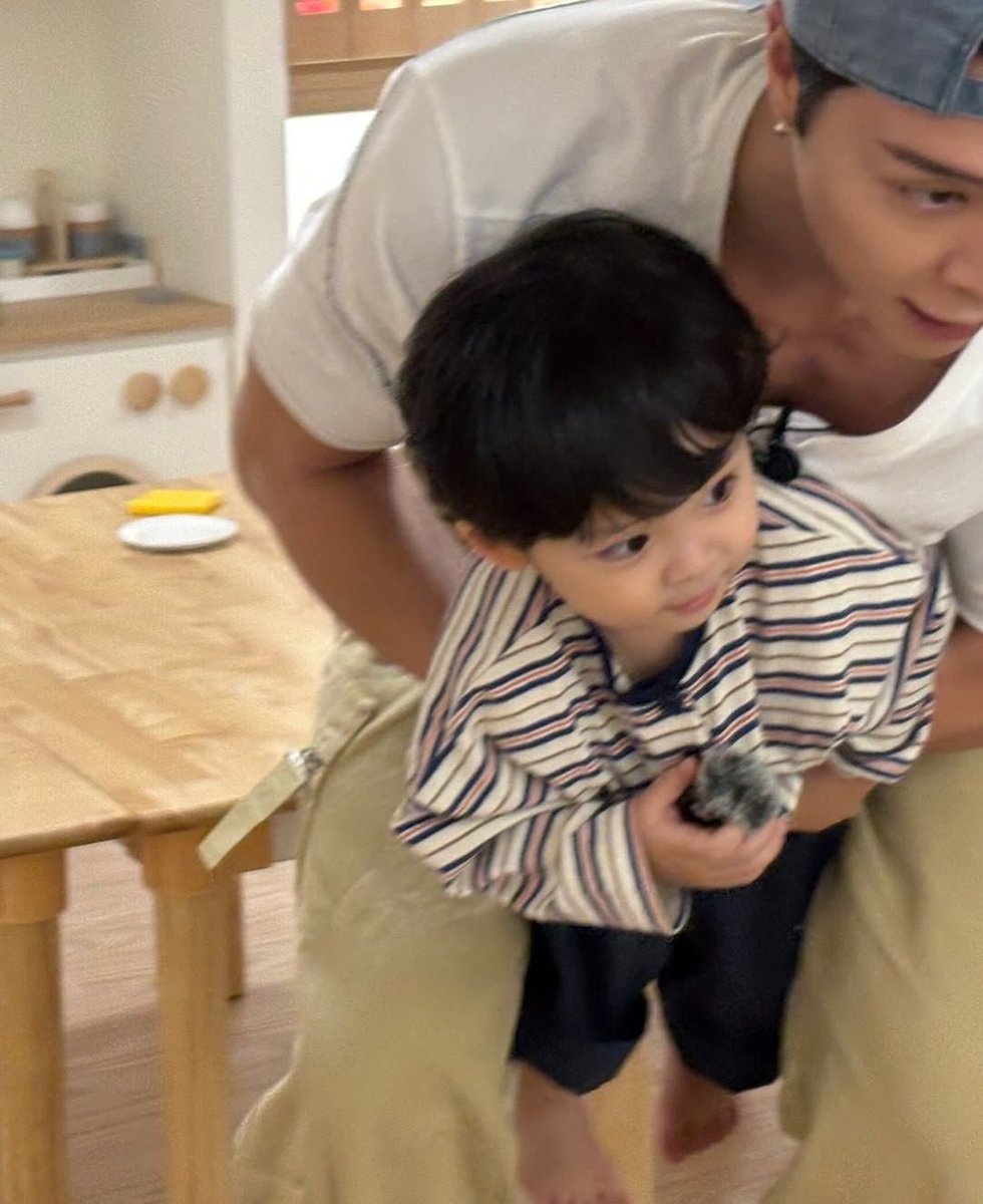 jamsnx's tweet photo. ไปขอโทษพี่แจนเลย ทำให้พี่แจนงอนได้ไง ปะป๊าเป็นแฟนพี่แจนยังไม่ทำพี่แจนงอนบ่อยเท่าลูกเลยนะ ไปขอโทษที่ทำสกุชชี่พี่แจนเปื้อนเร็ว https://t.co/dtA1ShUh4B