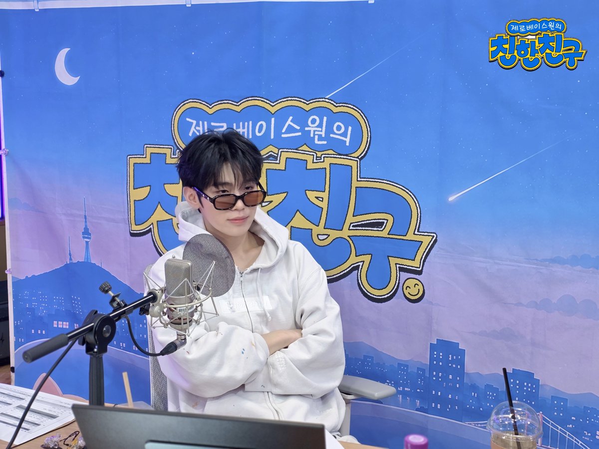 mbcbf_bf's tweet photo. 💛친친💛

#제로���이스원의친한친구
#김태래 #제로베이스원 #ZEROBASEONE @ZB1_official

아앙~? 너 기타리스트라고? 
멋진데~

이 몸은 초큐티핸썸선글라스패션태래리스트가아니고엄청난패셔니스타다~ 😎 https://t.co/2YgiLiAD0V