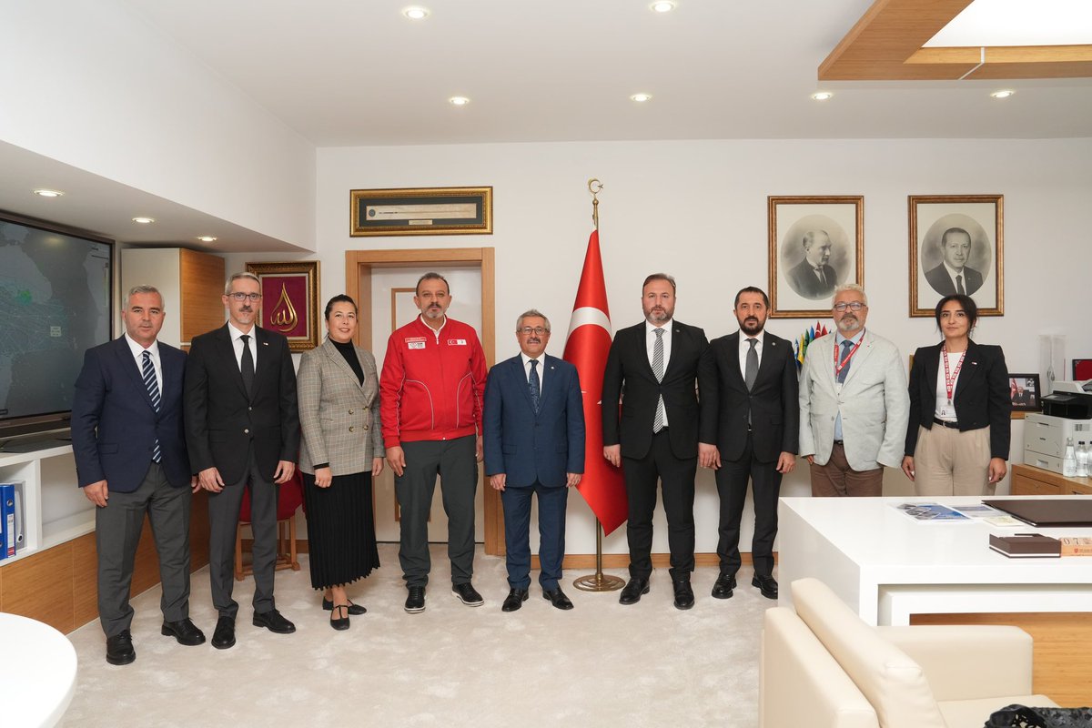 cakmakfatih's tweet photo. 🩸 Kan bağışı, insan hayatına umut olan en kıymetli dayanışma örneklerinden biridir.

@Kizilay iş birliğiyle Genel Müdürlüğümüzde bugün gerçekleştirilen kan bağışı etkinliğinde, çalışma arkadaşlarımız gönüllü bağışlarıyla bu iyilik hareketine destek verdi.

Etkinlik kapsamında Kızılay heyetiyle bir araya geldik. Düzenli kan bağışlarımız dolayısıyla kuruluşumuza verilen “Kurumsal Kan Bağışçısı Altın Madalyası”nı DHMİ ailemiz adına teslim aldık.

Bu anlamlı dayanışmaya katkı sunan Kızılay heyetine ve kan bağışında bulunan tüm çalışma arkadaşlarıma teşekkür ediyorum.