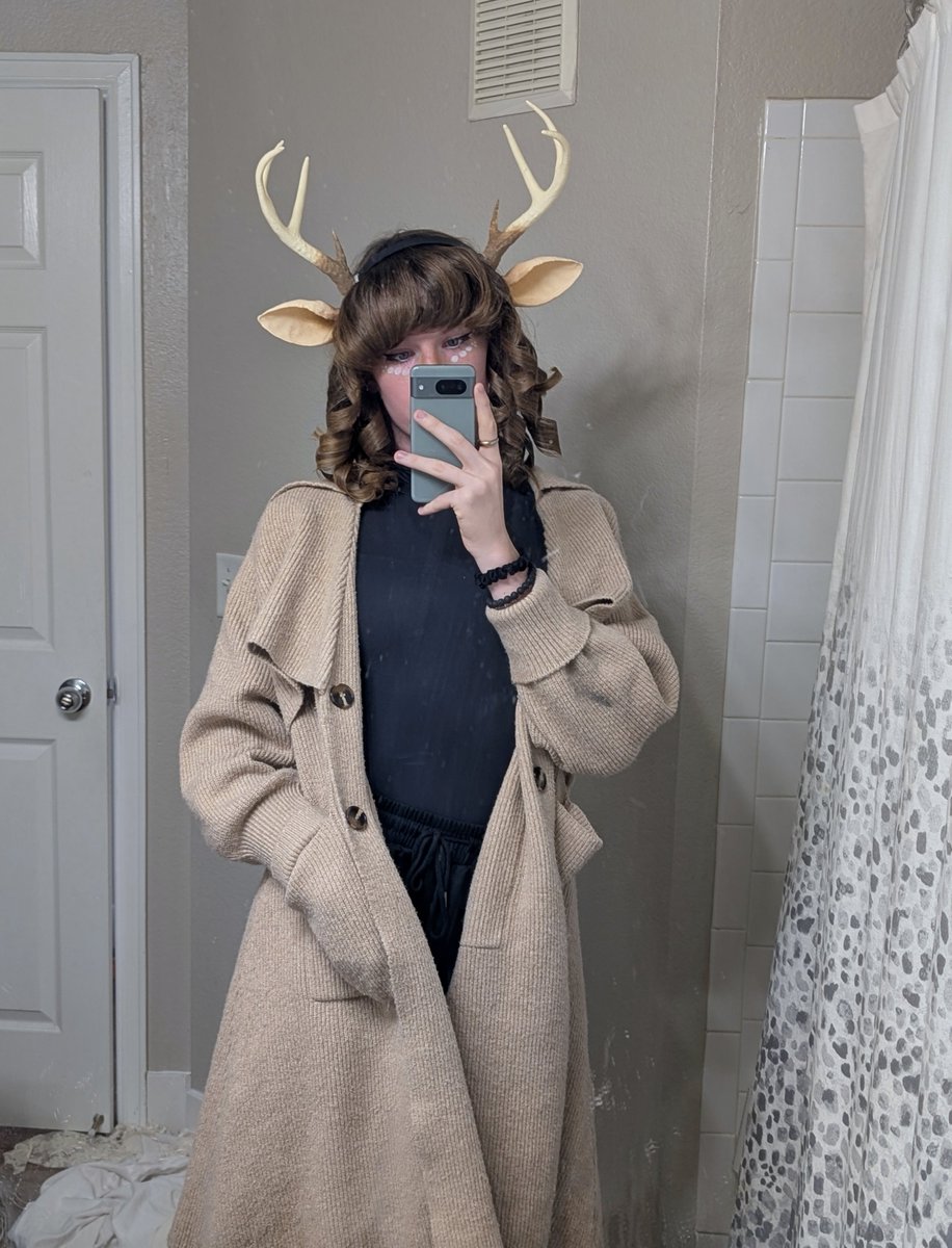 hazel_mw's tweet photo. Look at my trenchcoat I feel very professional https://t.co/nBcxSYRB6d