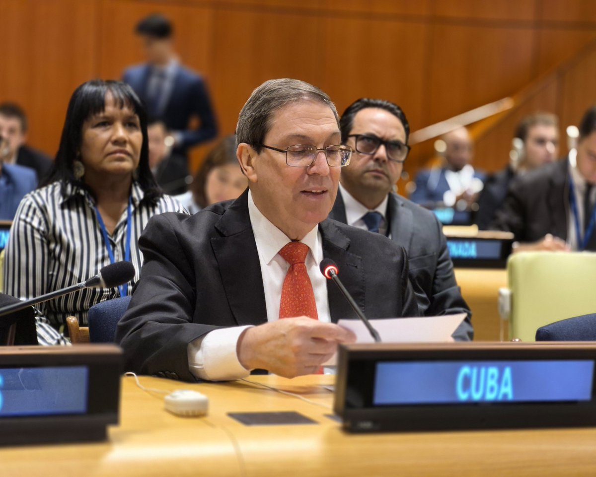 BrunoRguezP's tweet photo. En Reunión de Alto Nivel de #AGNU para conmemorar y promover el Día Internacional para la Eliminación Total de Armas Nucleares, alerté que el continuo desarrollo y modernización de las armas nucleares no pueden sepultar el derecho de nuestros pueblos a vivir en paz.

La doctrina de dominación del actual gobierno de EEUU acrecienta este peligro, al promover una desenfrenada carrera armamentista y la absurda imposición de una supuesta “paz a través de la fuerza”. 

Al amparo de esa aberrante doctrina, Cuba es blanco de la amenaza permanente de agresión militar directa, sobre la base de múltiples falacias, incluyendo la calificación de nuestro país como “amenaza inusual y extraordinaria” para la seguridad nacional de EEUU, acusación irracional de la mayor potencia militar del planeta, cuyo arsenal supera las cinco mil armas nucleares.

#CubaNoEsUnaAmenaza El Bloqueo Sí.

https://t.co/aX5NgVD0xX