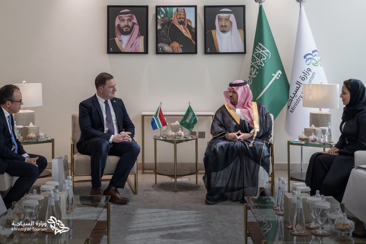 Saudi_MT's tweet photo. التقى معالي مساعد وزير السياحة المهندس @AnasAlsolai ، حاكم مدينة كيب تاون السيد جوردن هيل لويس، بمقر الوزارة في الرياض، حيث بحث اللقاء تبادل الخبرات في تطوير الوجهات السياحية، وسبل تنمية القطاع السياحي وتعزيز التعاون بما يدعم نمو الحركة السياحية بين المملكة وجنوب أفريقيا. https://t.co/uRCjkpJAMC