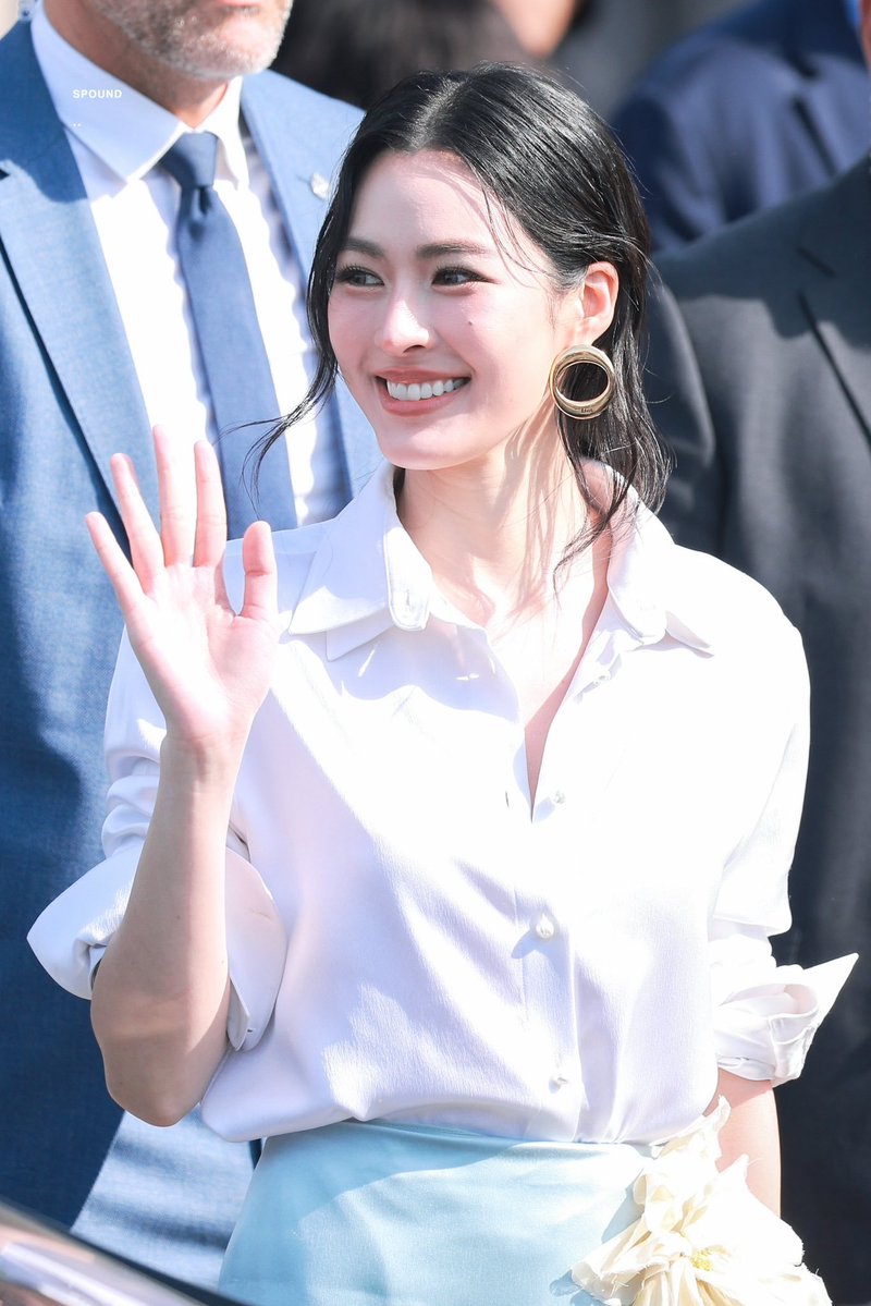 lingkwong_ph's tweet photo. Waving from all directions,
A star igniting boundless affections.

LINGORM BA DIOR AT PFW
#DiorSummer27xLingOrm
#LinglingKwong #DiorSummer27 #PFW
@linglingsirilak @Dior https://t.co/8VYcgvFoHh