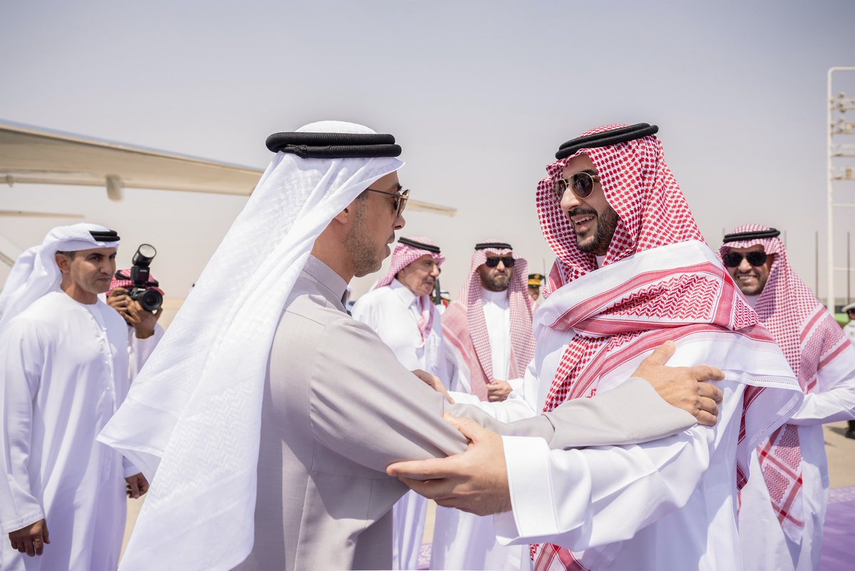 modgovksa's tweet photo. التقى صاحب السمو الملكي الأم��ر خالد بن سلمان بن عبدالعزيز وزير الدفاع، في الرياض، اليوم، سمو الشيخ منصور بن زايد آل نهيان نائب رئيس دولة الإمارات العربية المتحدة الشقيقة نائب رئيس مجلس الوزراء رئيس ديوان الرئاسة، الذي يزور المملكة تلبية لدعوة تلقاها من سموه.

وجرى خلال اللقاء استعراض المواضيع ذات الاهتمام المشترك، وسبل تعزيز التعاون والتنسيق المشترك بين البلدين الشقيقين، وتبادل وجهات النظر حيال التطورات الإقليمية والدولية.

وكان سمو وزير الدفاع قد استقبل سمو نائب رئيس دولة الإمارات العربية المتحدة لدى وصوله مطار الملك خالد الدولي.

حضر اللقاء معالي نائب وزير الخارجية المهندس وليد بن عبدالكريم الخريجي، ومعالي المستشار بالديوان الملكي الأستاذ خالد بن فريد حضراوي، ومعالي مستشار سمو وزير الدفاع لشؤون الاستخبارات الأستاذ هشام بن عبدالعزيز بن سيف.
فيما حضر من الجانب ال��ماراتي معالي الأمين العام للمجلس الأعلى للأمن الوطني علي بن حماد الشامسي، ومعالي رئيس الهيئة الوطنية لإدارة الطوارئ والأزمات والكوارث علي سعيد النيادي، والأمين العام لمجلس التوازن للتمكين الدفاعي الدكتور ناصر بن حمد النعيمي.