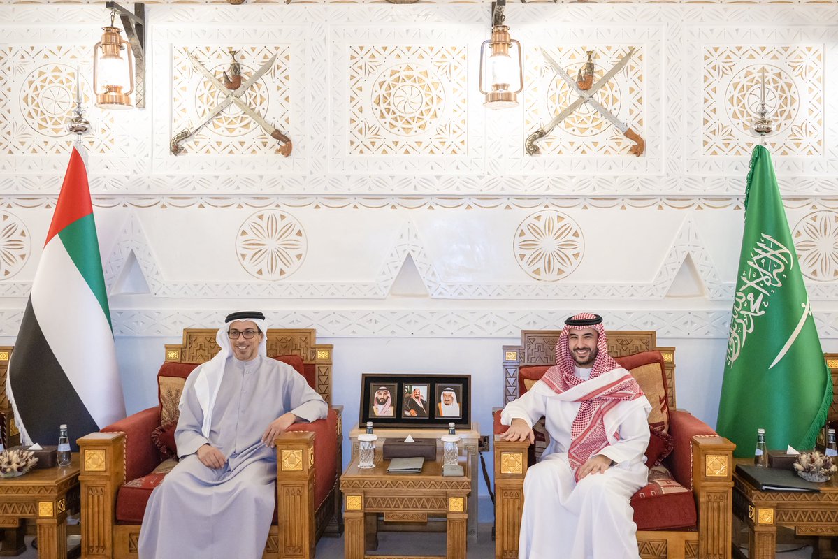 modgovksa's tweet photo. التقى صاحب السمو الملكي الأم��ر خالد بن سلمان بن عبدالعزيز وزير الدفاع، في الرياض، اليوم، سمو الشيخ منصور بن زايد آل نهيان نائب رئيس دولة الإمارات العربية المتحدة الشقيقة نائب رئيس مجلس الوزراء رئيس ديوان الرئاسة، الذي يزور المملكة تلبية لدعوة تلقاها من سموه.

وجرى خلال اللقاء استعراض المواضيع ذات الاهتمام المشترك، وسبل تعزيز التعاون والتنسيق المشترك بين البلدين الشقيقين، وتبادل وجهات النظر حيال التطورات الإقليمية والدولية.

وكان سمو وزير الدفاع قد استقبل سمو نائب رئيس دولة الإمارات العربية المتحدة لدى وصوله مطار الملك خالد الدولي.

حضر اللقاء معالي نائب وزير الخارجية المهندس وليد بن عبدالكريم الخريجي، ومعالي المستشار بالديوان الملكي الأستاذ خالد بن فريد حضراوي، ومعالي مستشار سمو وزير الدفاع لشؤون الاستخبارات الأستاذ هشام بن عبدالعزيز بن سيف.
فيما حضر من الجانب ال��ماراتي معالي الأمين العام للمجلس الأعلى للأمن الوطني علي بن حماد الشامسي، ومعالي رئيس الهيئة الوطنية لإدارة الطوارئ والأزمات والكوارث علي سعيد النيادي، والأمين العام لمجلس التوازن للتمكين الدفاعي الدكتور ناصر بن حمد النعيمي.