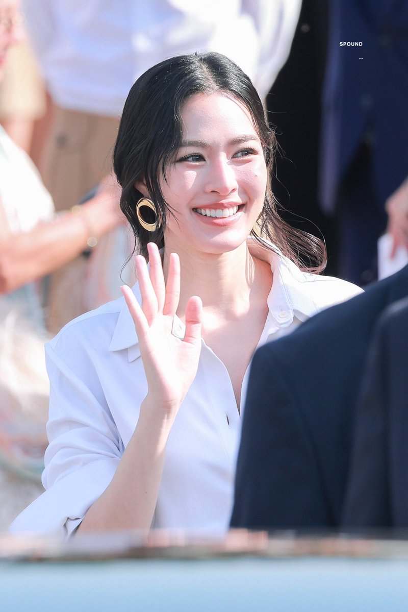 lingkwong_ph's tweet photo. Waving from all directions,
A star igniting boundless affections.

LINGORM BA DIOR AT PFW
#DiorSummer27xLingOrm
#LinglingKwong #DiorSummer27 #PFW
@linglingsirilak @Dior https://t.co/8VYcgvFoHh