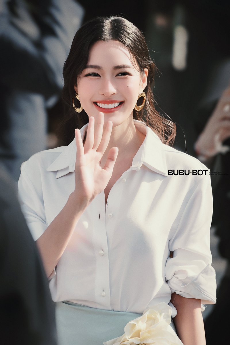 lingkwong_ph's tweet photo. Waving from all directions,
A star igniting boundless affections.

LINGORM BA DIOR AT PFW
#DiorSummer27xLingOrm
#LinglingKwong #DiorSummer27 #PFW
@linglingsirilak @Dior https://t.co/8VYcgvFoHh
