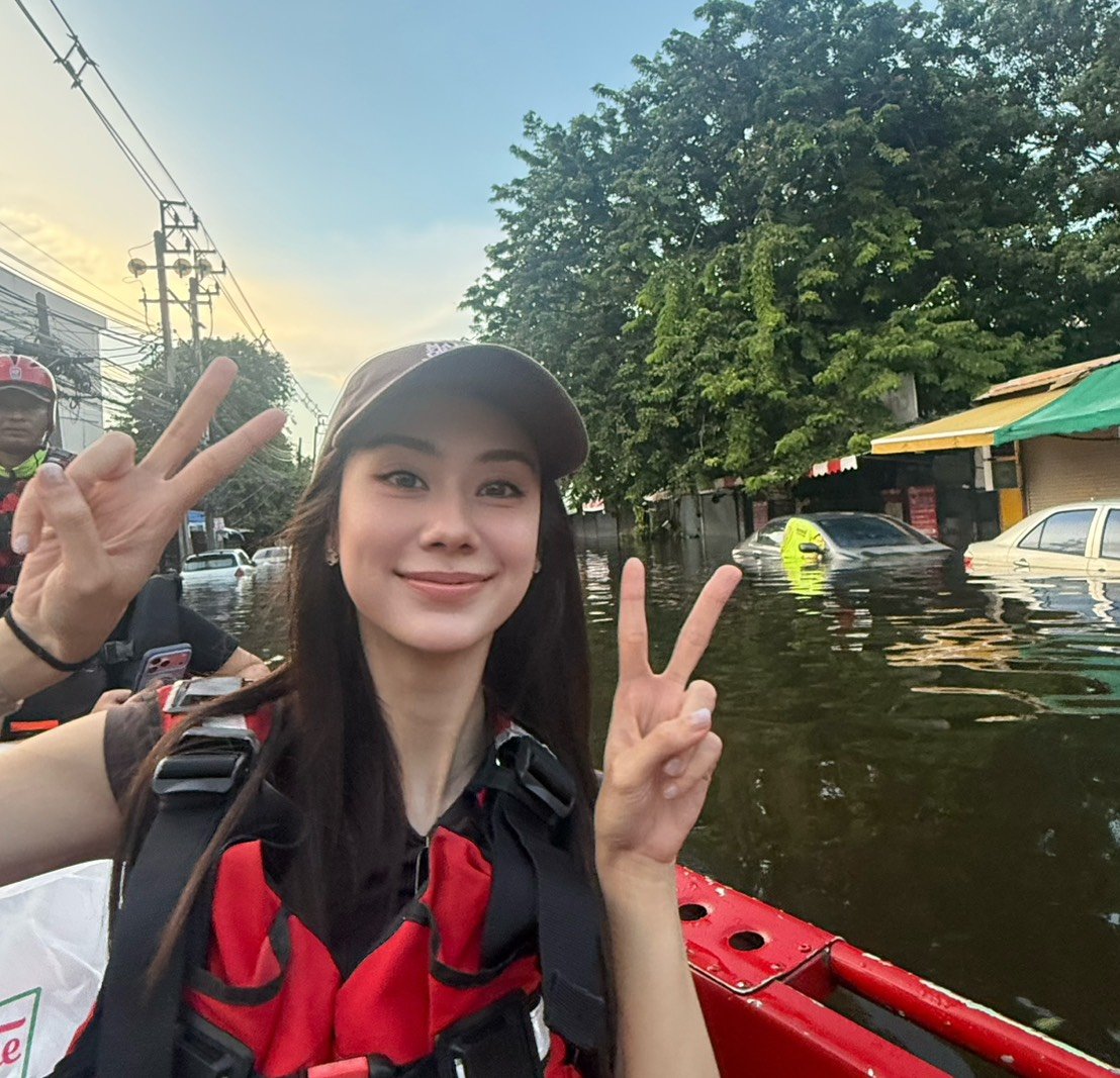 _24News_'s tweet photo. [Clip]ลีน่า ลลินา นางเอกสายลุย ใจดี แจกของ ช่วยน้ำท่วม        

Link YT>>https://t.co/4NryWSRDj0

#LalinaLena #ลีน่าลลินา https://t.co/VyVBN4DNej