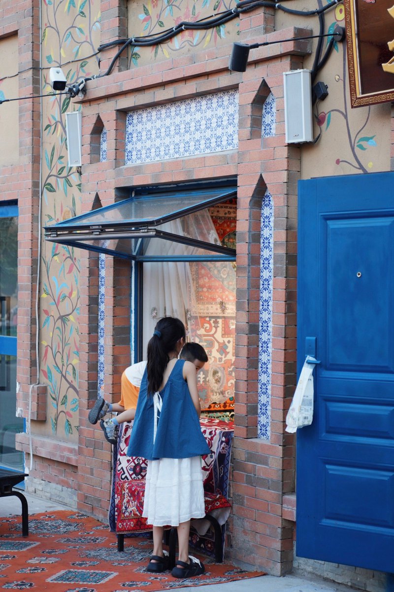 Sigridrmbdp's tweet photo. [Ahora explorando el casco antiguo de Granada! Callejas de adoquín y el aroma de churros esperándome.  #ViajePorEspaa]， https://t.co/GGSdaWI9TF