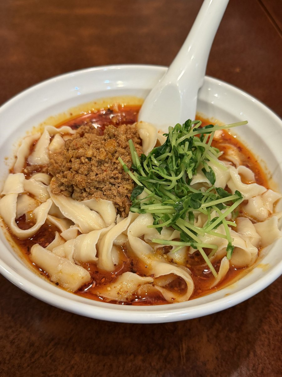serverSE's tweet photo. 【味覚 本店（新橋）】
雨の中久しぶりに訪問！地下へ降りる独特な雰囲気と活気ある店内。
「麻辣刀削麺」をオーダー。真っ赤なスープにコシ強めな刀削麺がたっぷり！辛さは麻婆豆腐よりマイルドながら山椒がガツンと効いてて癖になる味わい。やっぱり本店の空気感で味わう一杯は格別です👍 https://t.co/br85BKbAtW