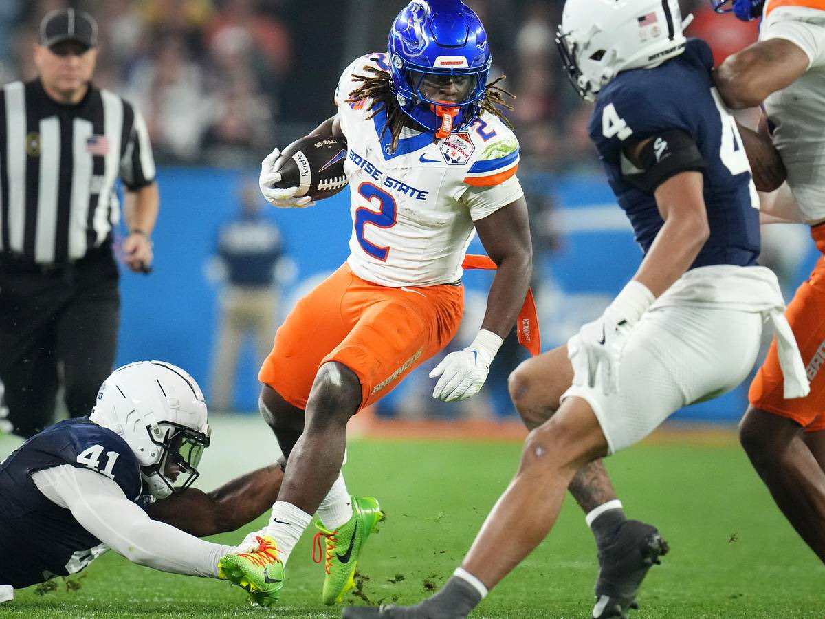 RecruitingFitFB's tweet photo. CLASS OF 2027, 2028, 2029, JUCO &amp; TRANSFER PORTAL

Interested in being recruited by @BroncoSportsFB 

🏈 Drop your film below
🔁 Repost
Include:
• Position
• Class
• Height/Weight
• GPA
• Hudl/Film Link https://t.co/Ao1XSTE7mf