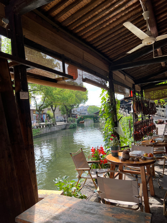xtngabr787's tweet photo. The swift(疾) summer breeze cools the shiny(晾,这里结合意境取bright亮眼的引申义) riverbank, with a smart(颖,引申为灵动的) old stall(档,引申为小摊位) nearby. https://t.co/1CAjnDR88s
