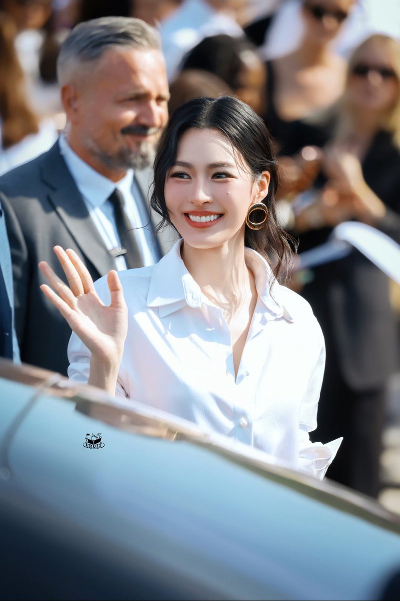 meawmeow888's tweet photo. รอยยิ้มที่สดใสยิ่งกว่าแสงแดดปารี สวยสะดุดตาทุกช็อต สมฐานะลูกสาว Dior จริงๆ ค่ะคนนี้ 😍

LINGORM BA DIOR AT PFW
#DiorSummer27xLingOrm
#LinglingKwong #DiorSummer27
@linglingsirilak @Dior https://t.co/PpTULYHdr8