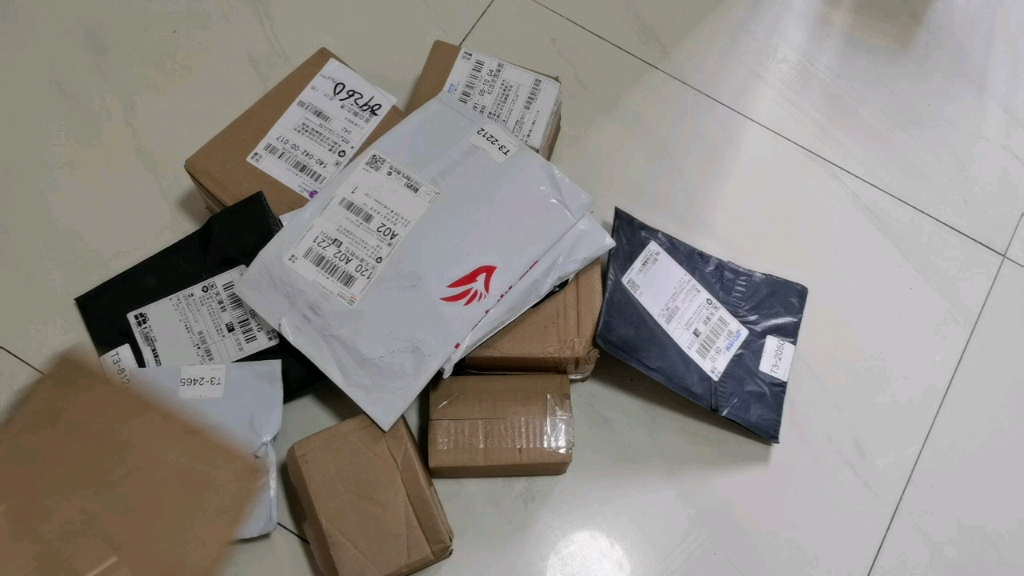 CHARLOTTEMnfo's tweet photo. Por fin llegó mi paquete! No puedo esperar a abrirlo y ver qué sorpresas tiene dentro. https://t.co/bQ6J2JE6j5