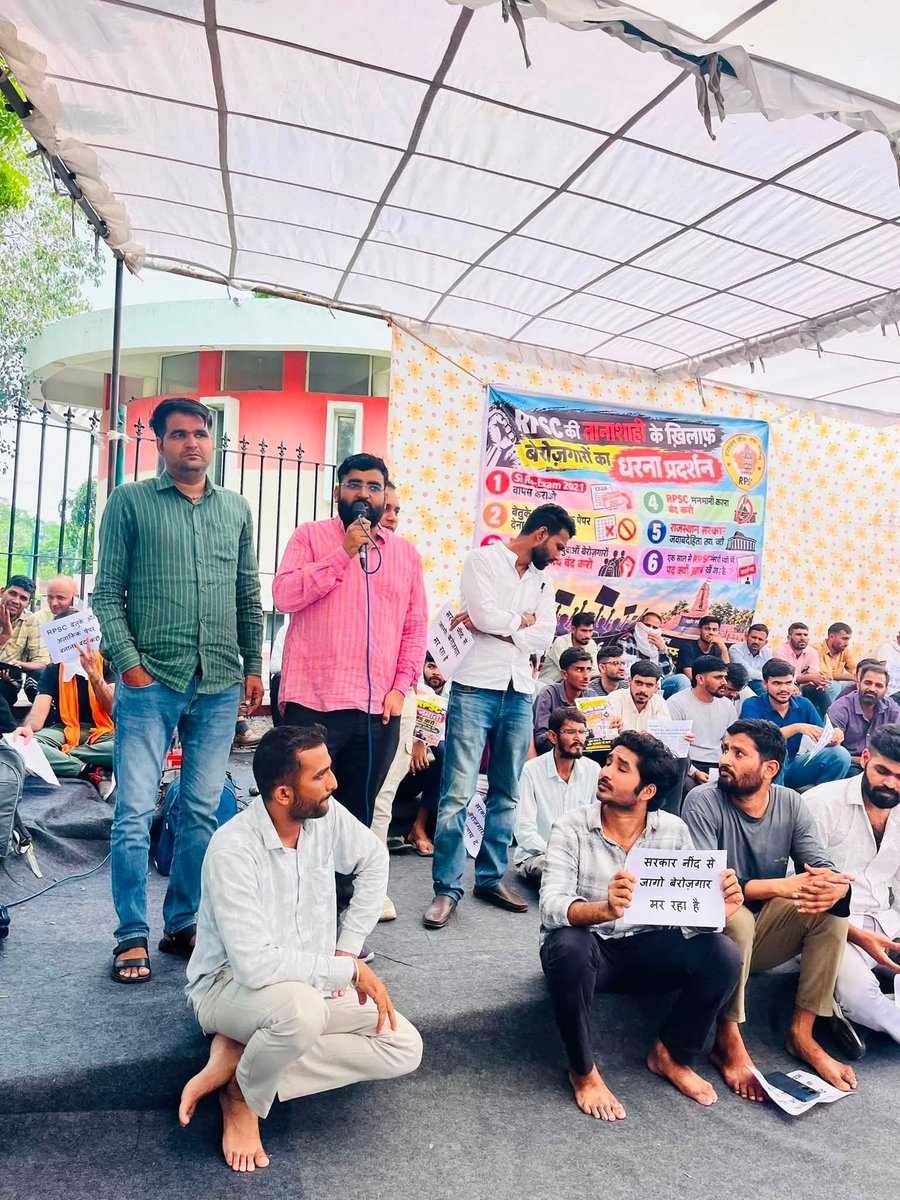 HANUMANKISAN's tweet photo. लगभग सभी मांगे शामिल थी 
सरकार तक कुछ तो बात पहुंची ही है 
काश सभी पीड़ित युवा अपनी अपनी माँग के साथ आतें तो बड़ा धरना भी होता और सभी मांगों पर सिस्टम से जवाब भी लिया जाता ।
अब रीट पात्रता से लेकर सभी 👇👇👇👇मांगे सिर्फ मांगे ही रह जाएगी ।।
युवाओं को सिस्टम के खिलाफ बोलना और लड़ना समय पर सीखना होगा ।।
आज के धरने से सभी मांगे सरकार तक पहुंची है यही काफी है ।।
धरने में आने वाले और सोशल मीडिया पर सपोर्ट करने वाले सभी साथियों का बहुत बहुत धन्यवाद और आभार ।।
सब का मंगल हो #हनुमान किसान