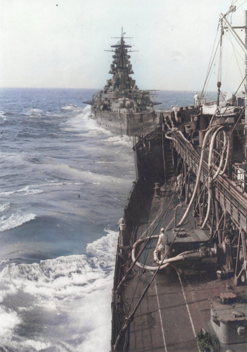 muginekosikikan's tweet photo. ＃日本海軍
極東丸から洋上給油を受ける戦艦比叡 https://t.co/ZcUg2NWMCB