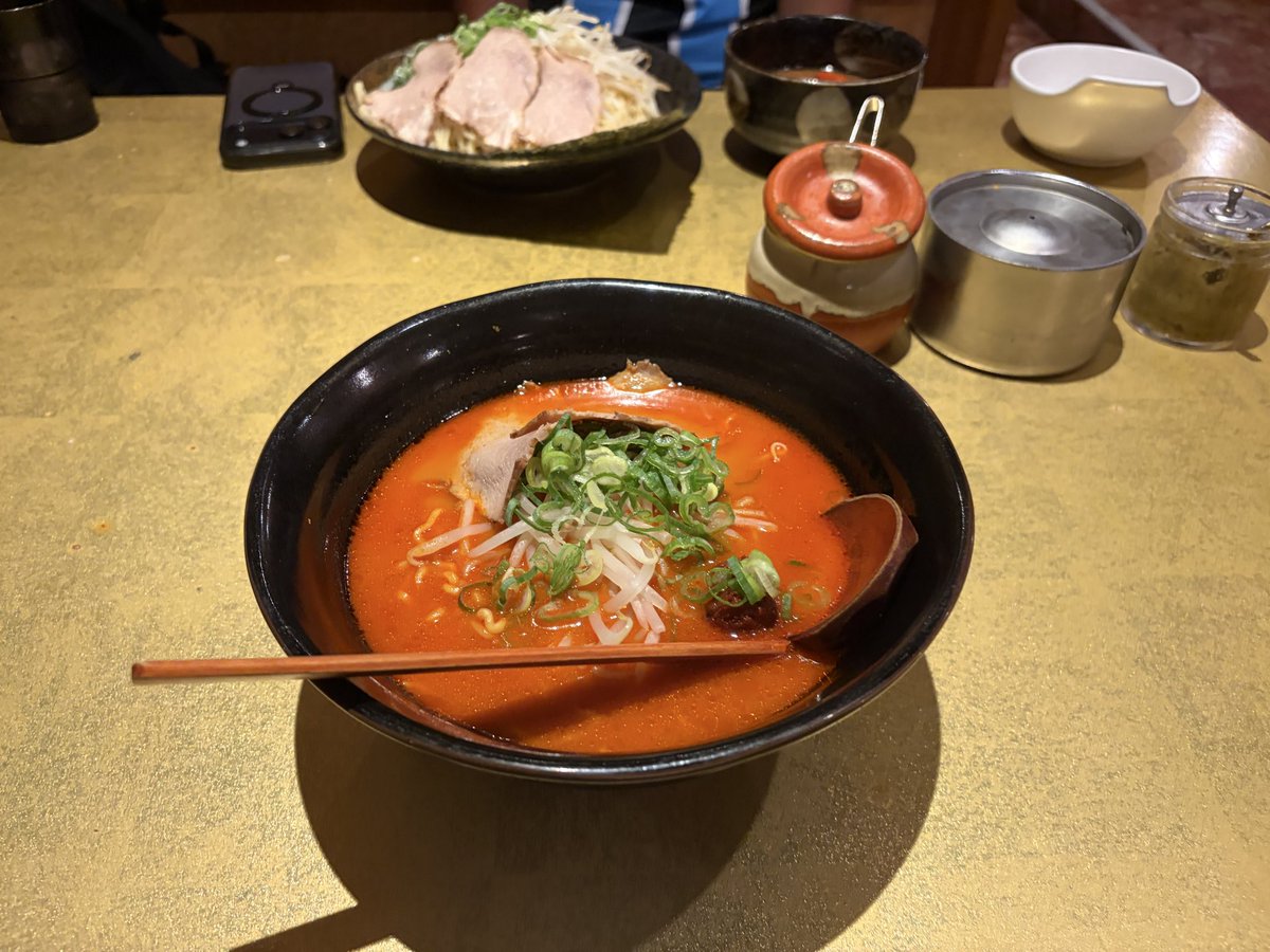 okinanju's tweet photo. 祝勝ラーメン🍜
旨辛でがっつり叫んだ喉に突き刺さるがコレがまた癖になるッ🔥🔥🔥
サンキューウーレサンキューえがお健康スタジアム☺️
#フロサポ熊本行くモン
#フロサポ熊本で馬かもんロッソ https://t.co/LuZJI7RiRy