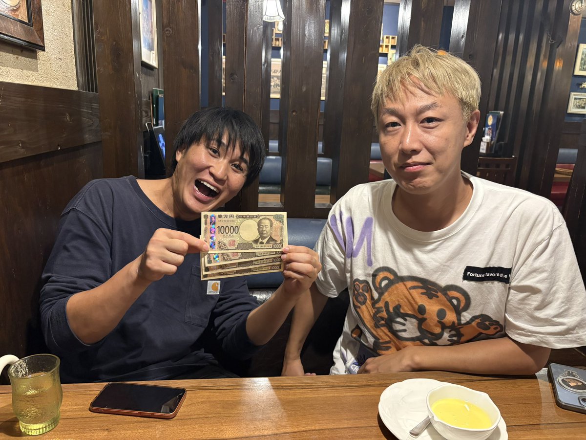 q0j9a5h10m5i2d1's tweet photo. しんいち兄さんが結婚祝いくれました！！
本当に嬉しいです！！！！
ただ、割り切れる数字でした！！！
ですが、全てをネタにしてくれるしんいちさんには愛を感じます！！

美味しいご飯もありがとうございます🙇‍♀️
感謝してもしきれません‼️ https://t.co/2XveRyF1WU