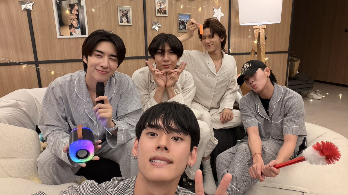 perses_official's tweet photo. 4th Anniversary PERSES 💜✨

เผลอแป๊บเดียว PERSES เดินทางมาถึงปีที่ 4 แล้ว ตลอดการเดินทางที่ผ่านมา มีเรื่องราวเกิดขึ้นเยอะมากๆ ทั้งเพลงใหม่ โชว์ใหม่ ๆ PIECES หน้าใหม่ๆ รวมถึง PIECES ที่ร่วมเดินทางมาด้วยกันตั้งแต่วันแรก โมเมนต์ต่าง ๆ ที่ได้สร้างไปด้วยกันกับทุกคน พวกเรายังจำทุกอย่างได้ดี มันจะยังคงเป็นเรื่องราวที่น่าประทับใจของพวกเราเสมอ และ จิ๊กซอว์ของเรื่องราวทุกชิ้นจะค่อยๆเติมเต็ม ให้เรื่องราวของพวกเราใหญ่ขึ้น และชัดเจนขึ้น ขอบคุณที่รัก และ อยู่ข้างกันมาตลอด และพวกเราก็จะอยู่ข้างๆ PIECES ตลอดไปเหมือนกัน

ขอบคุณ PIECES ที่อยู่ด้วยกันมาตลอด 4 ปีนะครับ ทุกเสียงเชียร์ ทุกกำลังใจ และแรงซัพพอร์ตที่ส่งมาให้พวกเราในทุก ๆ งาน พวกเรายังมีอะไรให้ PIECES ได้สนุกไปด้วยกันอีกเยอะมากกก ❤️‍🔥

Happy 4th Anniversary PERSES! 🎂
ขอบคุณที่อยู่ด้วยกันนะครับ PIECES
ไปกันต่อสมาชิกกกก 💜🧩

#4YearsWithPERSES
#PERSES #PERSES_TH
#GNEST