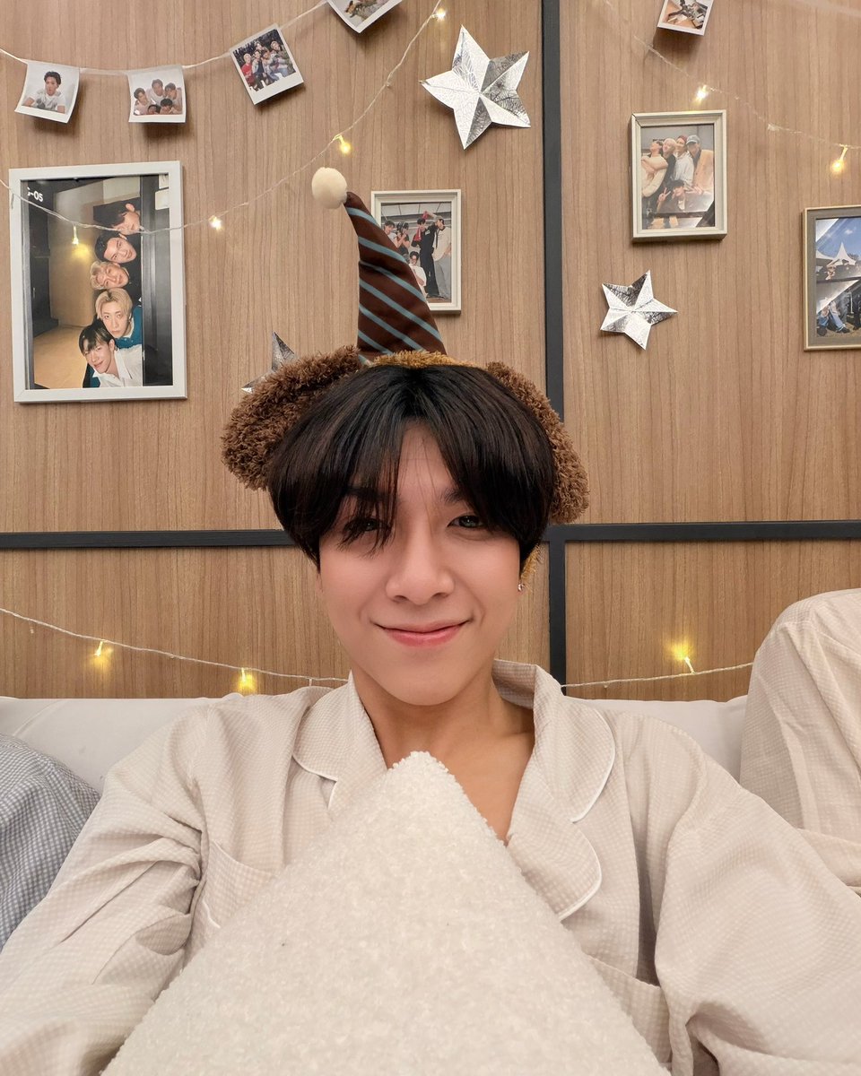 perses_official's tweet photo. 4th Anniversary PERSES 💜✨

เผลอแป๊บเดียว PERSES เดินทางมาถึงปีที่ 4 แล้ว ตลอดการเดินทางที่ผ่านมา มีเรื่องราวเกิดขึ้นเยอะมากๆ ทั้งเพลงใหม่ โชว์ใหม่ ๆ PIECES หน้าใหม่ๆ รวมถึง PIECES ที่ร่วมเดินทางมาด้วยกันตั้งแต่วันแรก โมเมนต์ต่าง ๆ ที่ได้สร้างไปด้วยกันกับทุกคน พวกเรายังจำทุกอย่างได้ดี มันจะยังคงเป็นเรื่องราวที่น่าประทับใจของพวกเราเสมอ และ จิ๊กซอว์ของเรื่องราวทุกชิ้นจะค่อยๆเติมเต็ม ให้เรื่องราวของพวกเราใหญ่ขึ้น และชัดเจนขึ้น ขอบคุณที่รัก และ อยู่ข้างกันมาตลอด และพวกเราก็จะอยู่ข้างๆ PIECES ตลอดไปเหมือนกัน

ขอบคุณ PIECES ที่อยู่ด้วยกันมาตลอด 4 ปีนะครับ ทุกเสียงเชียร์ ทุกกำลังใจ และแรงซัพพอร์ตที่ส่งมาให้พวกเราในทุก ๆ งาน พวกเรายังมีอะไรให้ PIECES ได้สนุกไปด้วยกันอีกเยอะมากกก ❤️‍🔥

Happy 4th Anniversary PERSES! 🎂
ขอบคุณที่อยู่ด้วยกันนะครับ PIECES
ไปกันต่อสมาชิกกกก 💜🧩

#4YearsWithPERSES
#PERSES #PERSES_TH
#GNEST