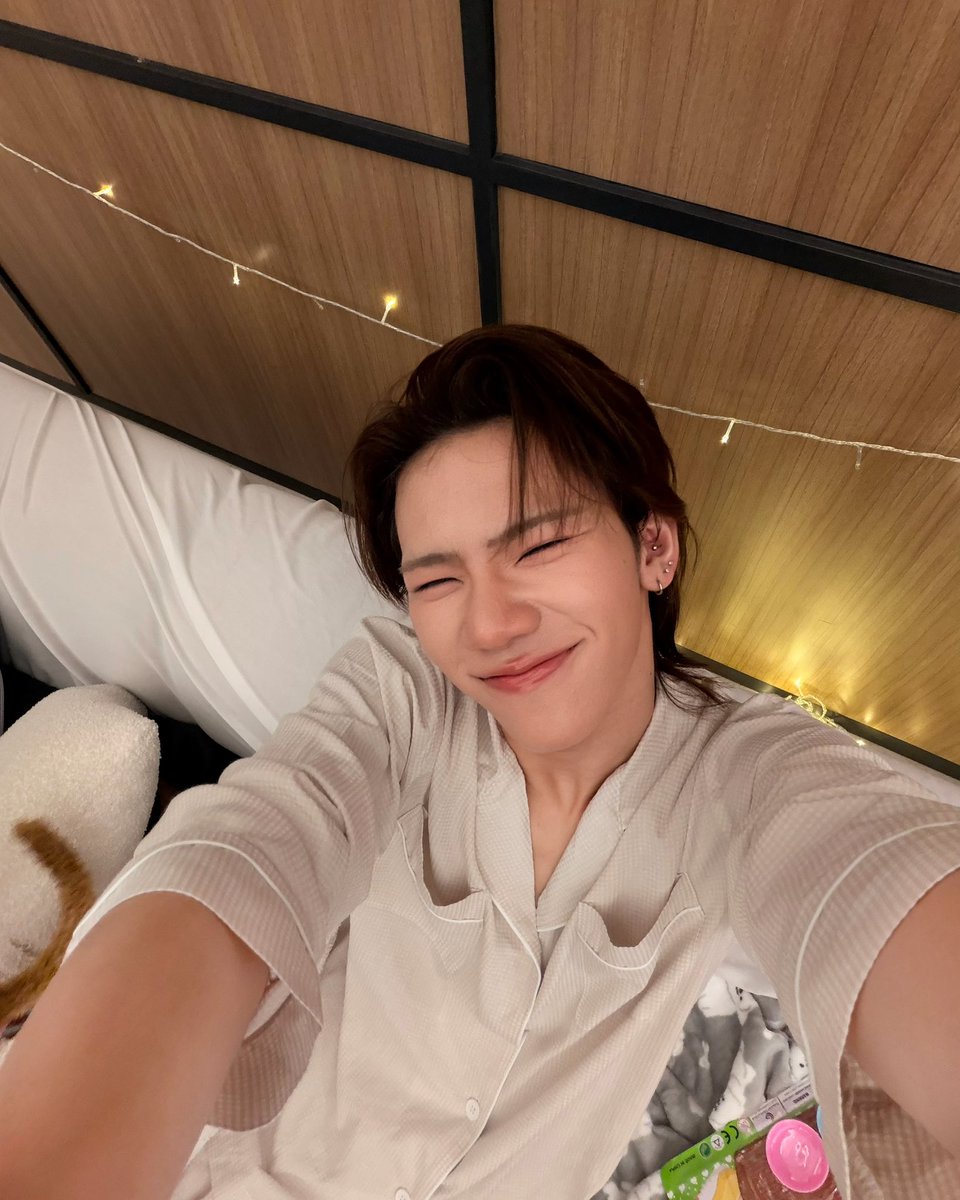 perses_official's tweet photo. 4th Anniversary PERSES 💜✨

เผลอแป๊บเดียว PERSES เดินทางมาถึงปีที่ 4 แล้ว ตลอดการเดินทางที่ผ่านมา มีเรื่องราวเกิดขึ้นเยอะมากๆ ทั้งเพลงใหม่ โชว์ใหม่ ๆ PIECES หน้าใหม่ๆ รวมถึง PIECES ที่ร่วมเดินทางมาด้วยกันตั้งแต่วันแรก โมเมนต์ต่าง ๆ ที่ได้สร้างไปด้วยกันกับทุกคน พวกเรายังจำทุกอย่างได้ดี มันจะยังคงเป็นเรื่องราวที่น่าประทับใจของพวกเราเสมอ และ จิ๊กซอว์ของเรื่องราวทุกชิ้นจะค่อยๆเติมเต็ม ให้เรื่องราวของพวกเราใหญ่ขึ้น และชัดเจนขึ้น ขอบคุณที่รัก และ อยู่ข้างกันมาตลอด และพวกเราก็จะอยู่ข้างๆ PIECES ตลอดไปเหมือนกัน

ขอบคุณ PIECES ที่อยู่ด้วยกันมาตลอด 4 ปีนะครับ ทุกเสียงเชียร์ ทุกกำลังใจ และแรงซัพพอร์ตที่ส่งมาให้พวกเราในทุก ๆ งาน พวกเรายังมีอะไรให้ PIECES ได้สนุกไปด้วยกันอีกเยอะมากกก ❤️‍🔥

Happy 4th Anniversary PERSES! 🎂
ขอบคุณที่อยู่ด้วยกันนะครับ PIECES
ไปกันต่อสมาชิกกกก 💜🧩

#4YearsWithPERSES
#PERSES #PERSES_TH
#GNEST