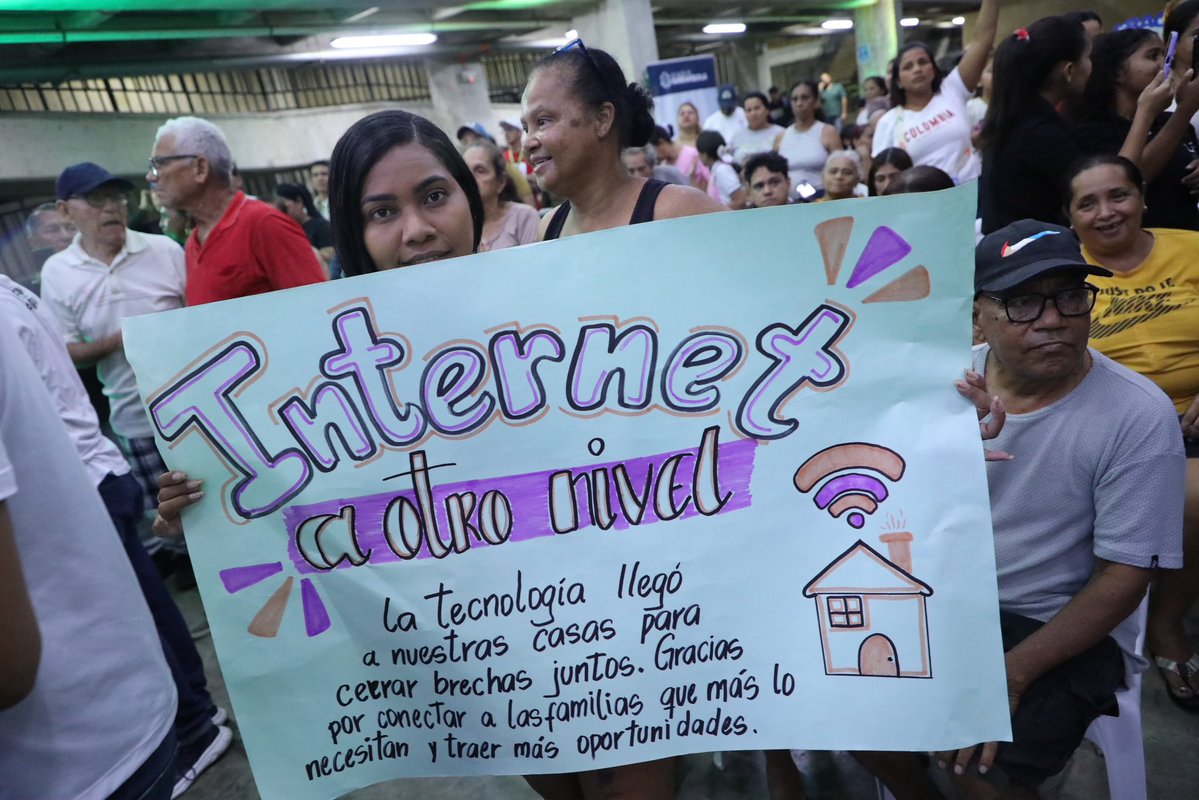 AlejandroChar's tweet photo. ¡Tremenda noticia: Internet con Propósito y gratis para 45.000 familias barranquilleras! 🙌🏼

Vamos a llegar a hogares de estratos 1 y 2 con 50 megas para navegar y abrirse a nuevas oportunidades. El internet no es solo un servicio, es una herramienta que acerca el conocimiento, la educación y el empleo a nuestra gente.

Y la idea es aprovecharlo de verdad. Las familias tendrán internet disponible las 24 horas del día y dedicarán mínimo dos horas diarias a formarse y aprender nuevas habilidades.

En nuestros barrios hay talento de sobra y vamos a impulsarlo para que los barranquilleros lleguen tan lejos como sueñan. ¡Sí se puede!